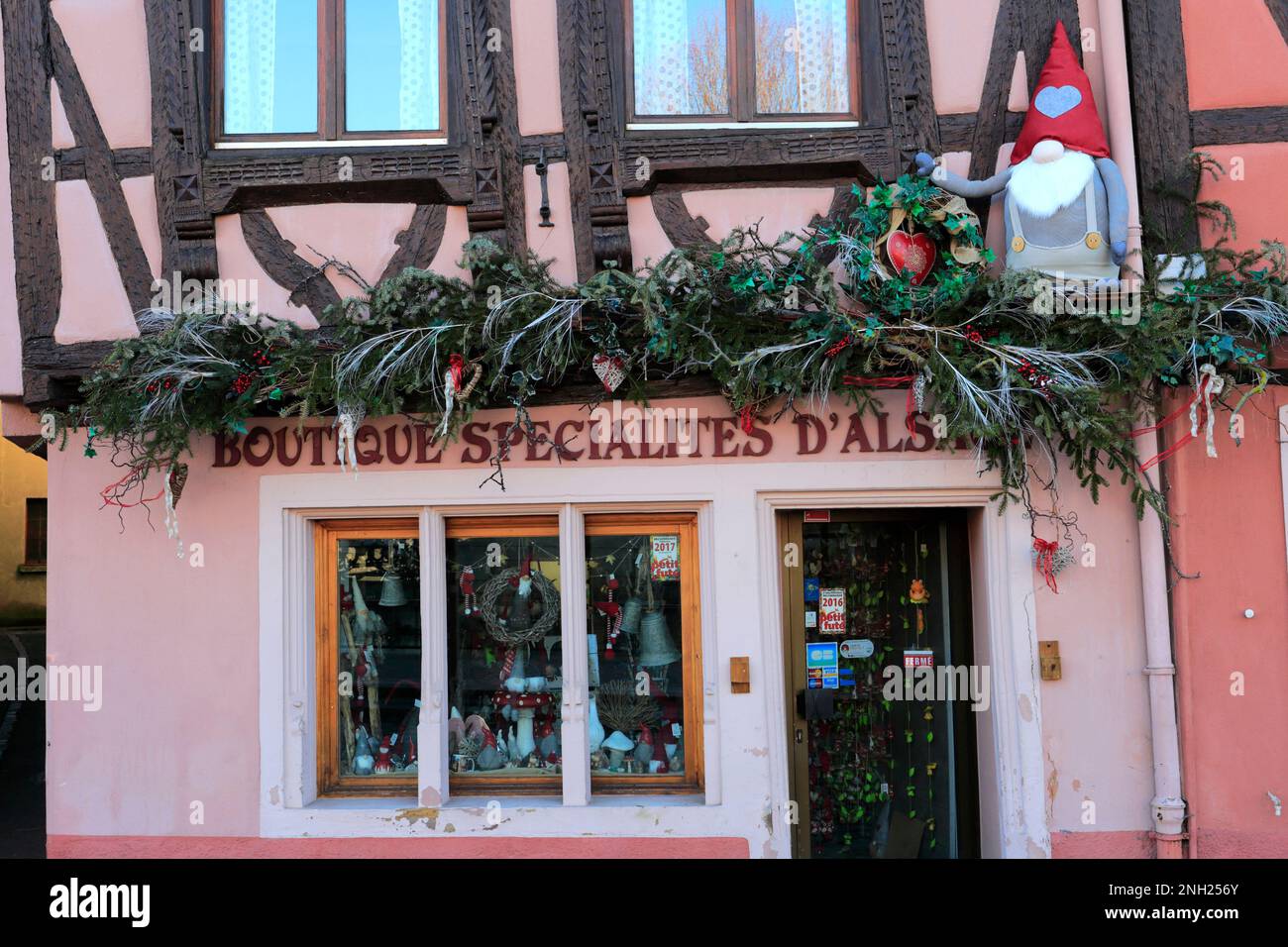 Le decorazioni di Natale su negozi e le case con la struttura in legno, Colmar città, vino Alsaziano area, Alsazia, Francia, Europa Foto Stock