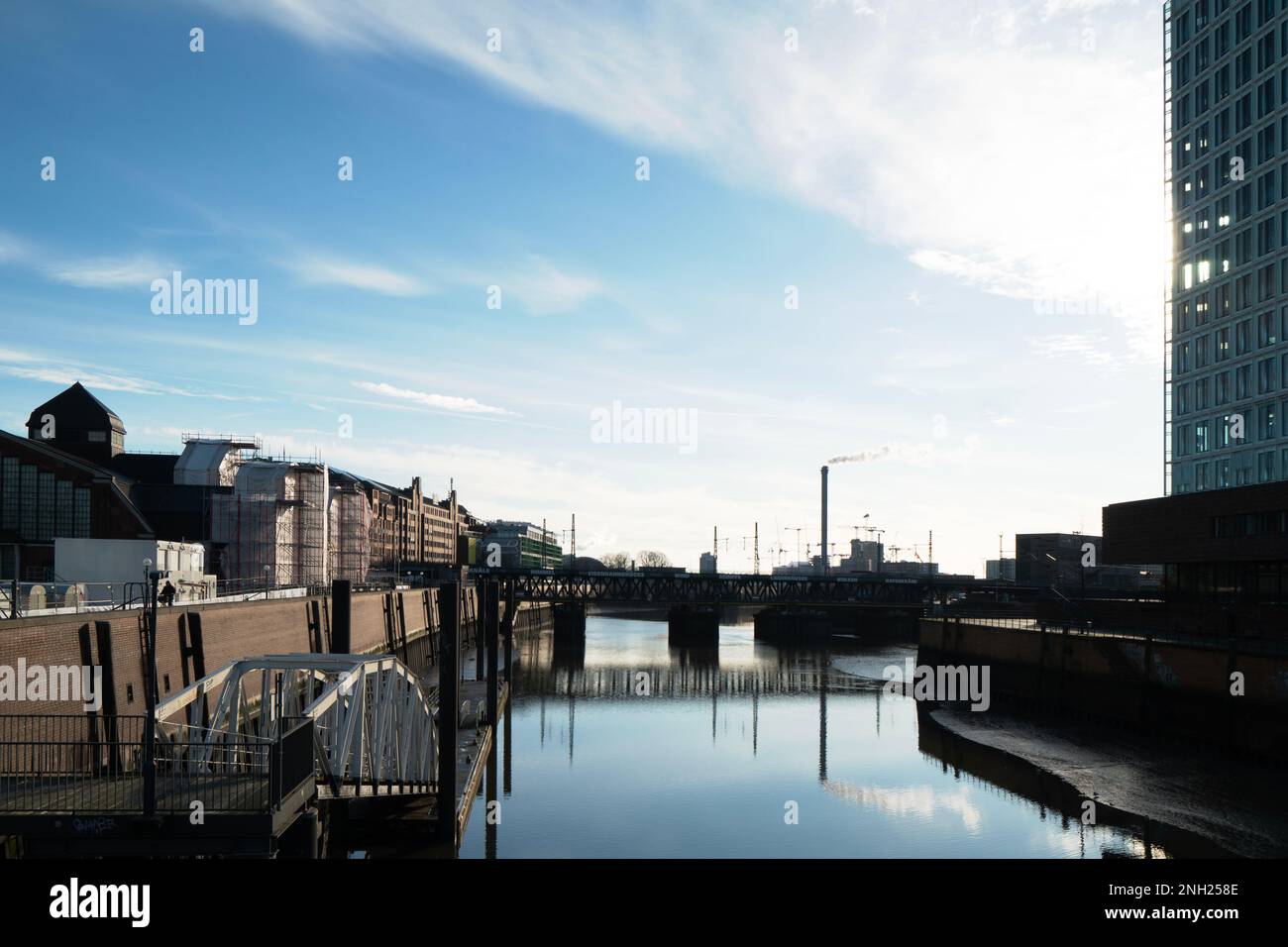 Oberhafen è un quartiere creativo lungo uno dei canali di Amburgo. (Foto CTK/Richard Munbl) Foto Stock