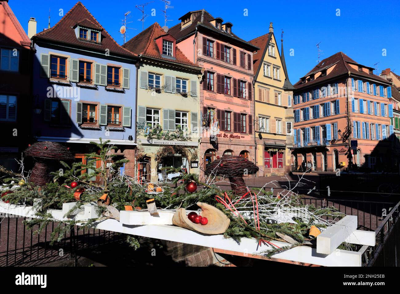 Le decorazioni di Natale su negozi e le case con la struttura in legno, Colmar città, vino Alsaziano area, Alsazia, Francia, Europa Foto Stock
