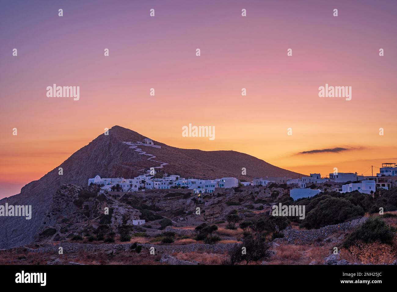 Vista panoramica del villaggio di Chora alle prime luci del mattino, Folegandros Foto Stock