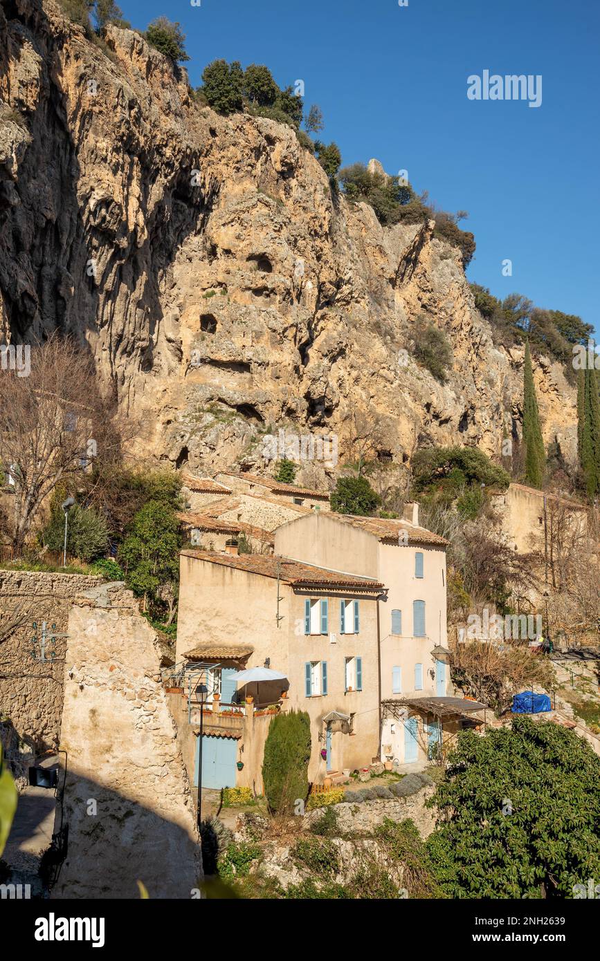 Cotignac è un villaggio francese del dipartimento del Var della regione Provence-Alpes-Côte d'Azur. È famosa per le sue abitazioni troglodite scolpite Foto Stock