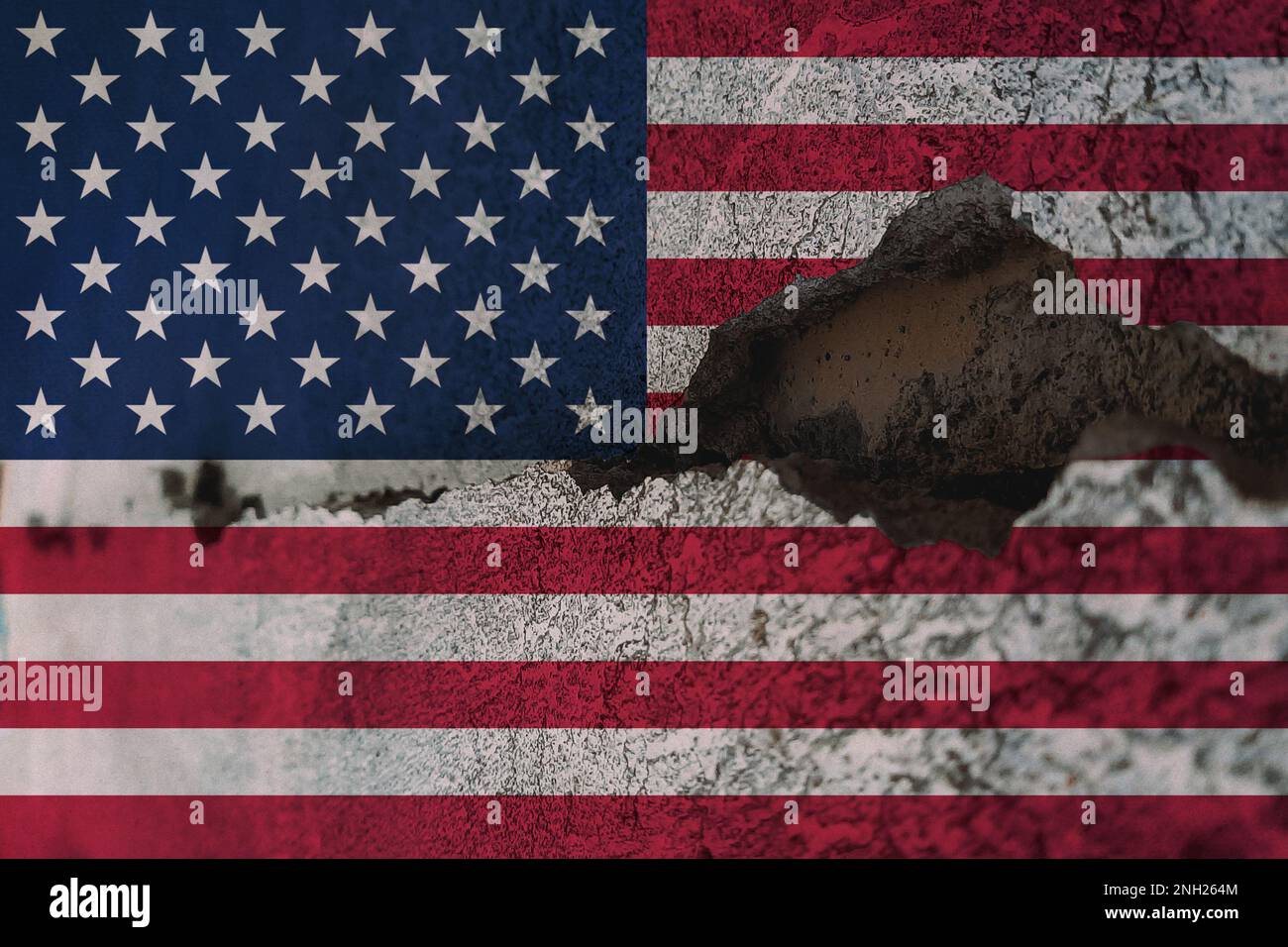 Bandiera degli Stati Uniti sul muro incrinato. Terremoto o concetto di siccità Foto Stock