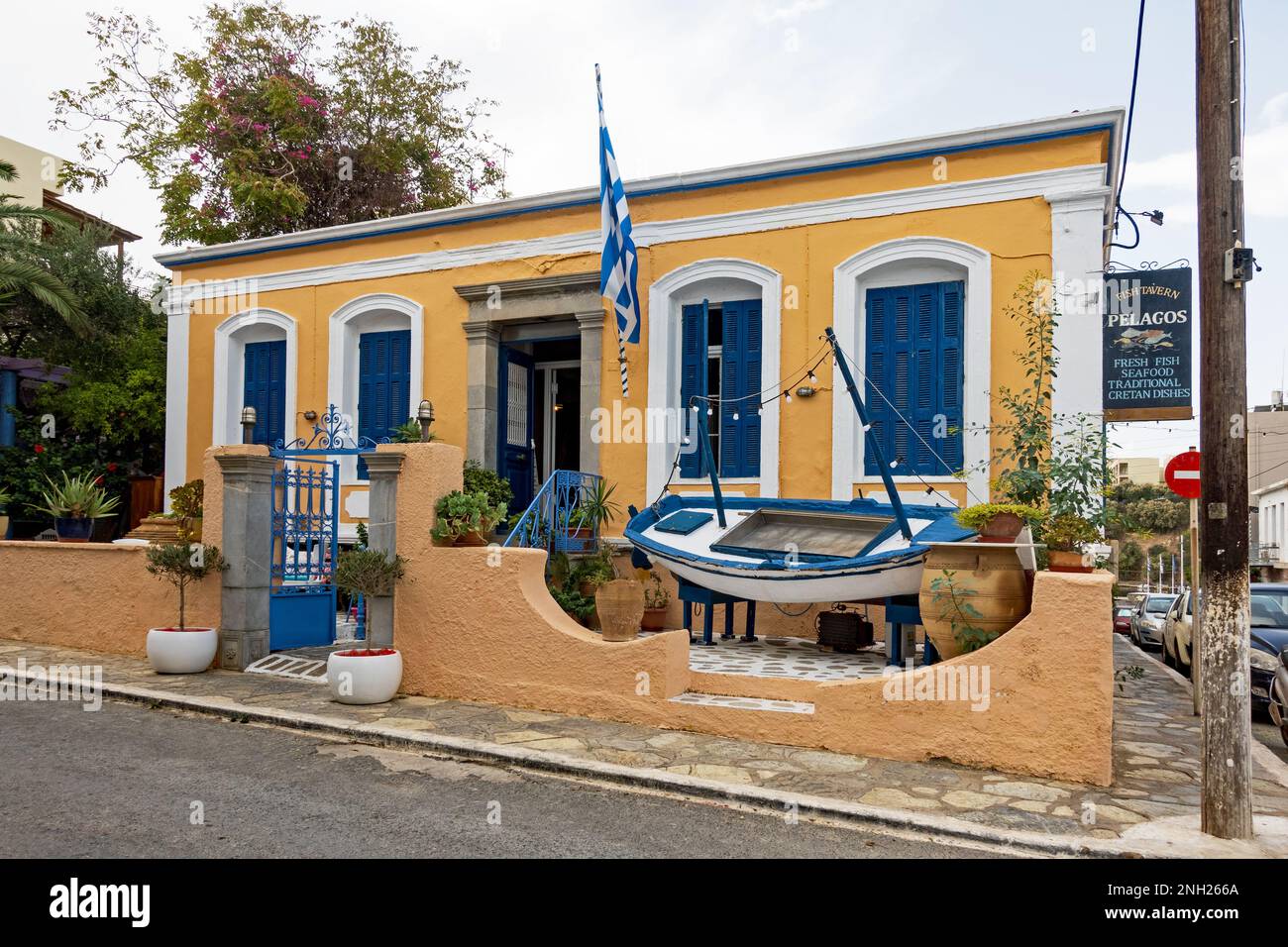 Agios Nikolaos, Creta, Grecia - 18 ottobre 2020. Taverna di frutti di mare con piatti tradizionali cretesi nel centro della città Foto Stock