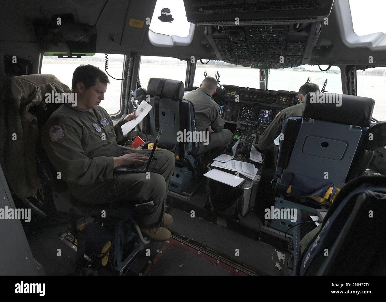 STATI UNITI Kristopher Johnson, Commander 137th Airlift Squadron, U.S. Air Force Major Daniel Dunbar, e U.S. Jason McMullen, i piloti assegnati alla 105th Airlift Wing, superano la lista di controllo pre-volo e si preparano per una missione di addestramento a bordo di un Globemaster C-17 alla Stewart Air National Guard base Newburgh, New York, 07 dicembre 2022. Foto Stock