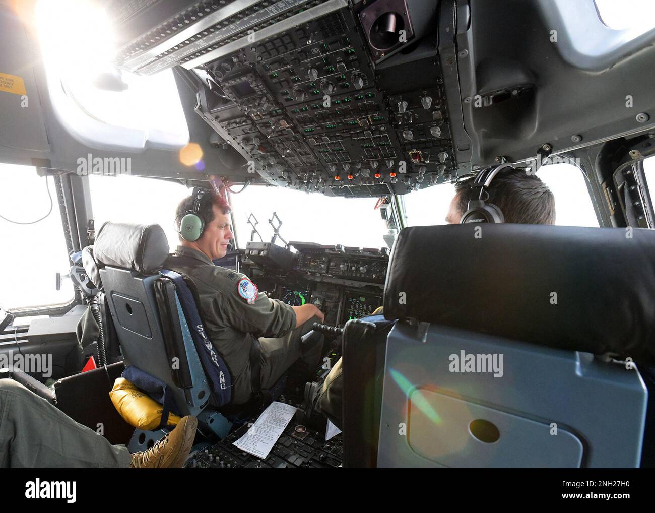 STATI UNITI Kristopher Johnson, Comandante 137th Airlift Squadron, e il maggiore dell'aeronautica statunitense Daniel Dunbar, un pilota assegnato alla 105th Airlift Wing, volano un C-17 Globemaster durante una missione di addestramento alla Stewart Air National Guard base Newburgh, New York, 07 dicembre 2022. Foto Stock