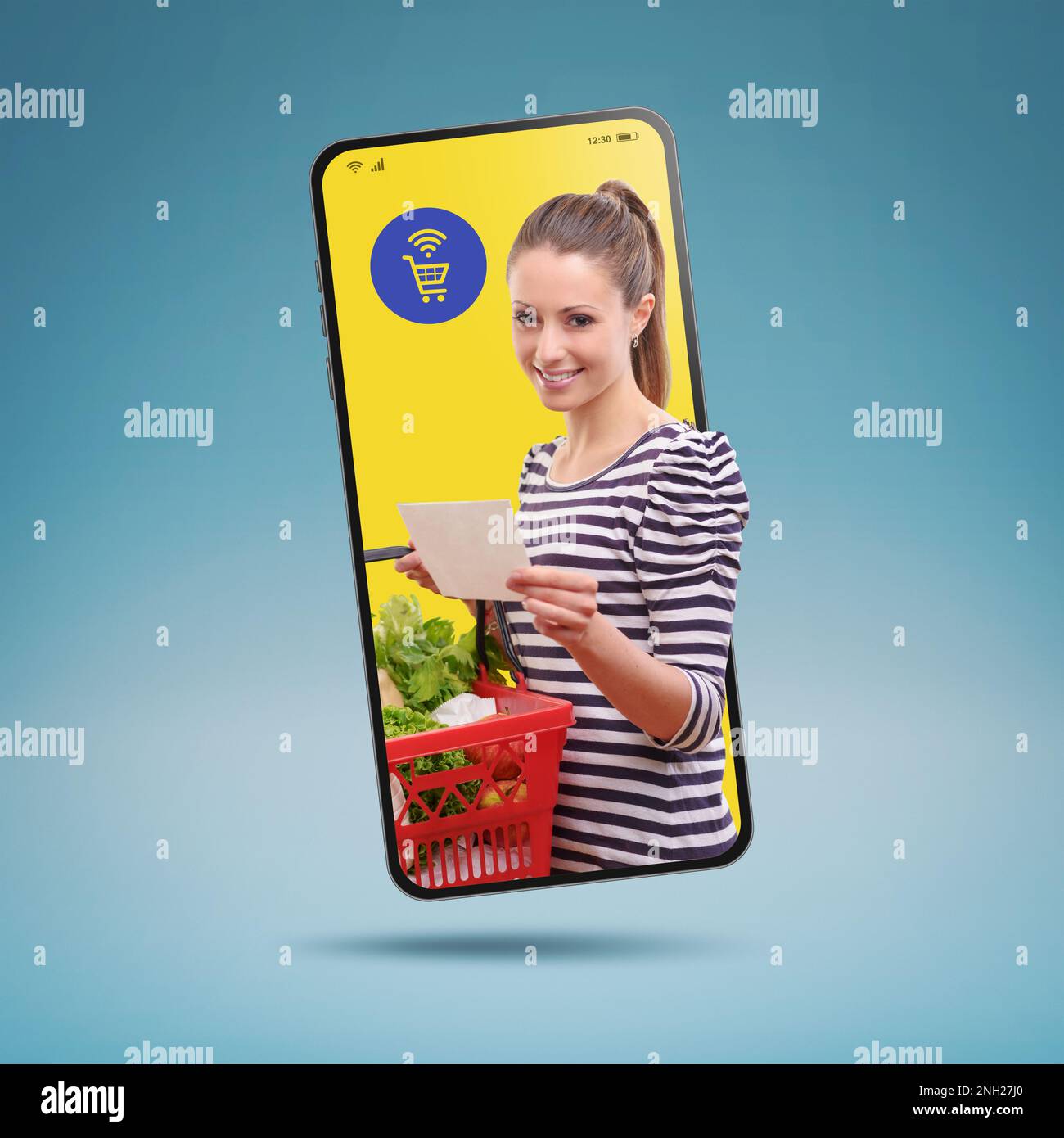 App online per la spesa di alimentari: Cliente felice che ha un carrello pieno e una lista di alimentari Foto Stock