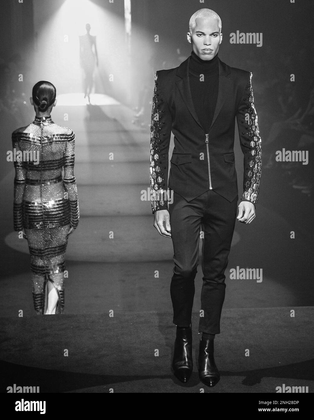 Freemasons Hall, Londra, Regno Unito. 19th Feb, 2023. Modelli sulla passerella, Julien MacDonald show, Julien X Gabriela Collection, Freemasons Hall, London Fashion Week. Credit: Stampa artistica/Alamy Live News Foto Stock