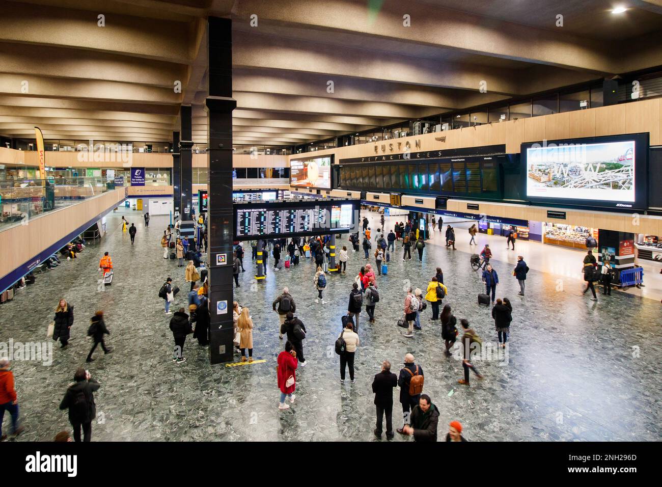 L'atrio della stazione ferroviaria di Euston. Il corso è stato aggiornato nel 2023 con le schermate informative spostate al centro del corso. Foto Stock