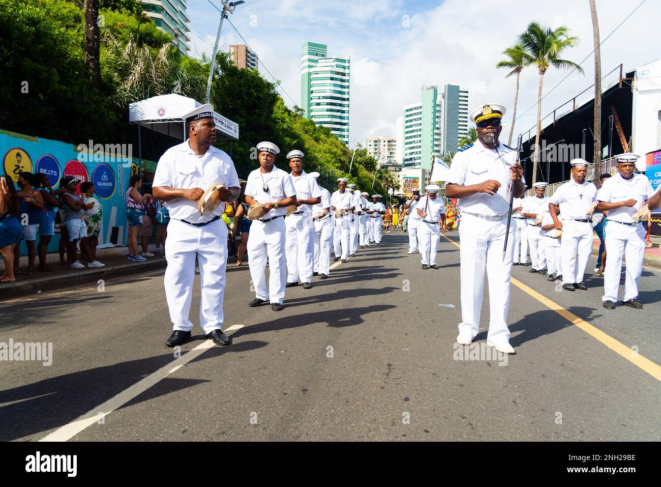 Salvador, Bahia, Brasile - 11 febbraio 2023: Il gruppo tradizionale della Marujada vestito da marinai si esibirà durante la parata di Fuzue a Salvador, Bahia. Foto Stock