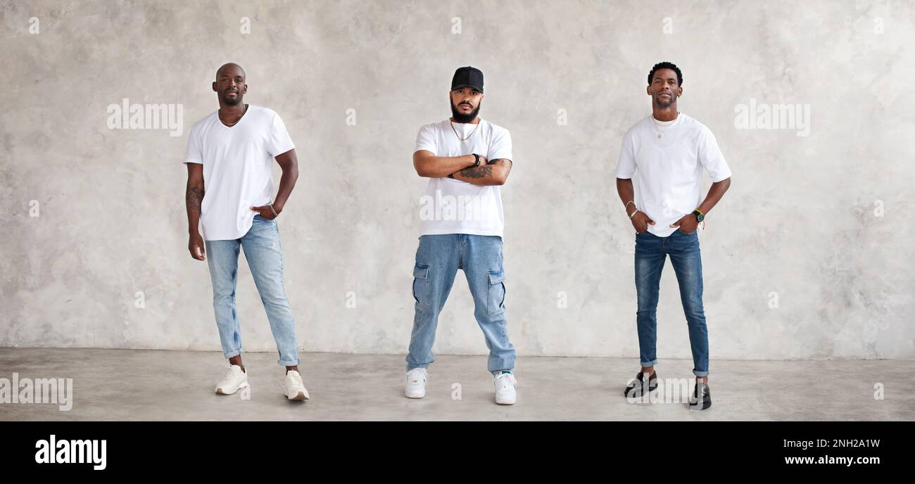 Collage di tre diversi uomini a corpo intero contro la parete grigia testurizzata, vestita con jeans e T-shirt bianche. Ragazzi seri, modelli di moda Foto Stock