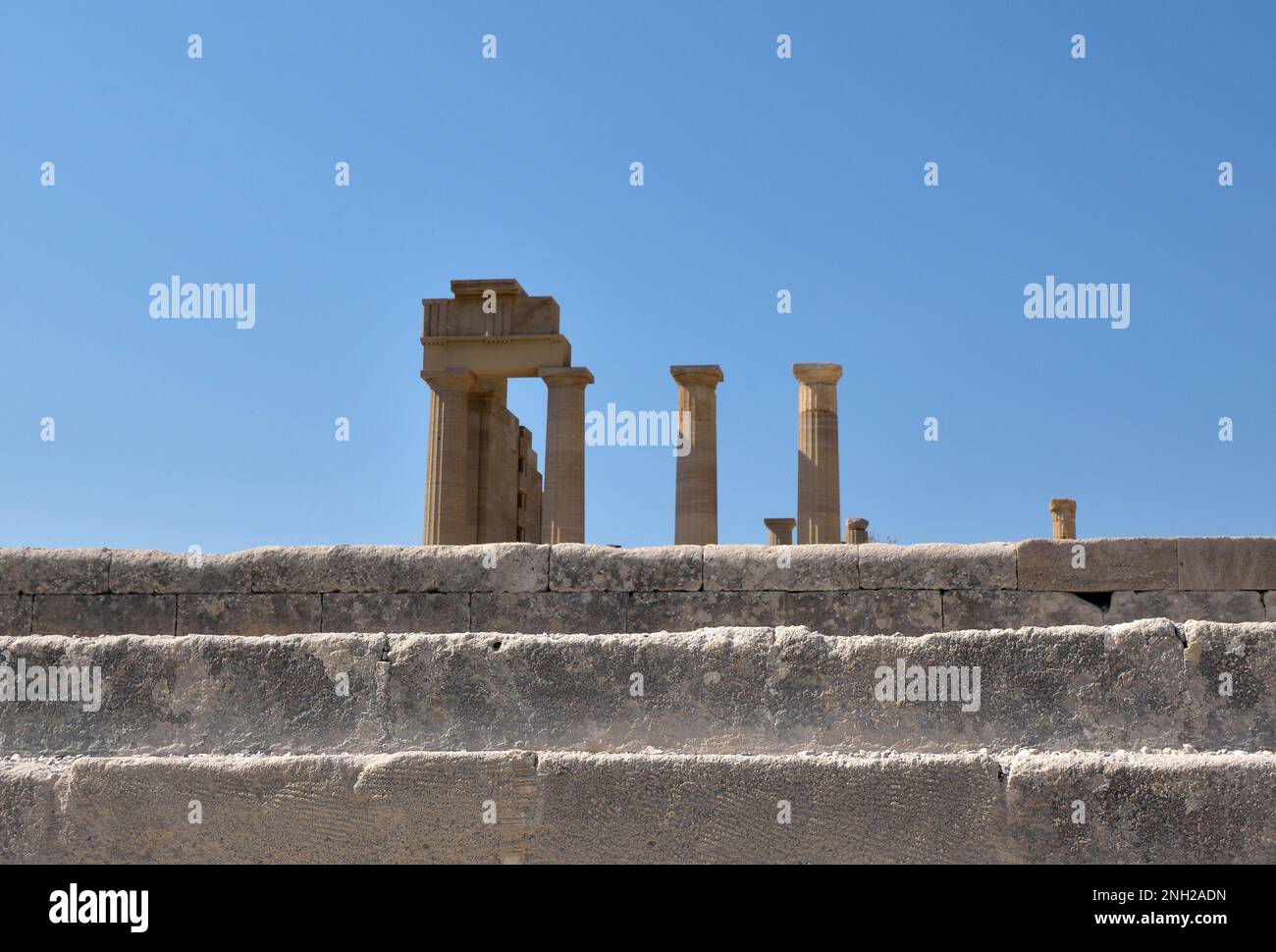 Rovine di un tempio nell'Acropoli di Lindos, Rodi Foto Stock