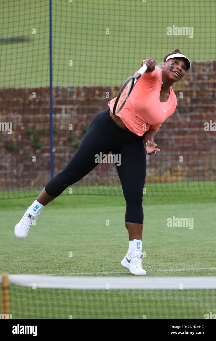 Serena Williams guardando rilassato sul campo di pratica a Eastbourne, Regno Unito. Giugno 19 2022 Foto di James Boardman Foto Stock