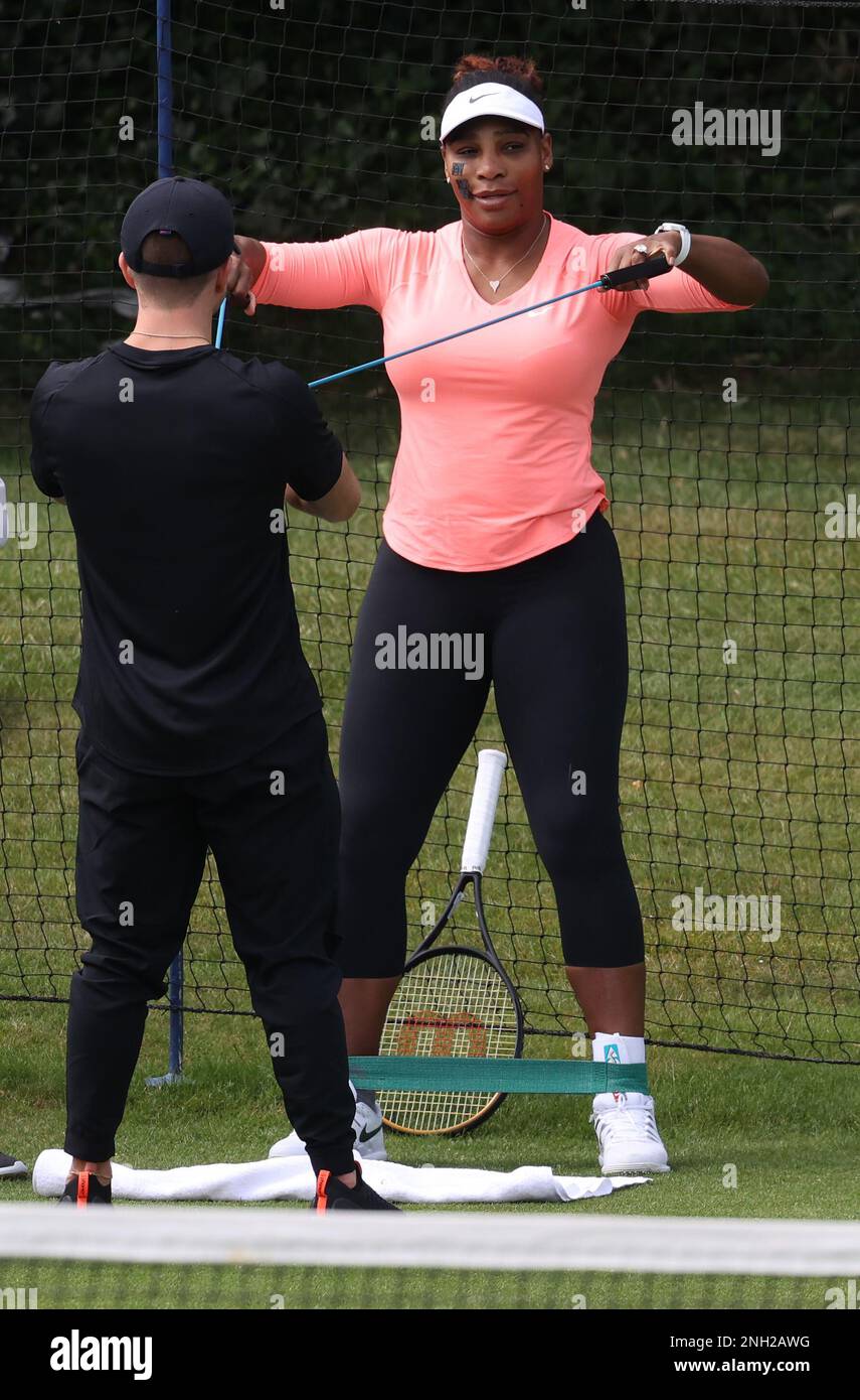 Serena Williams sembra rilassata come fa la sua pre pratica di riscaldamento routine con il suo personale fitness sul campo di pratica a Eastbourne, Regno Unito. Giugno 19 2022 Foto di James Boardman Foto Stock