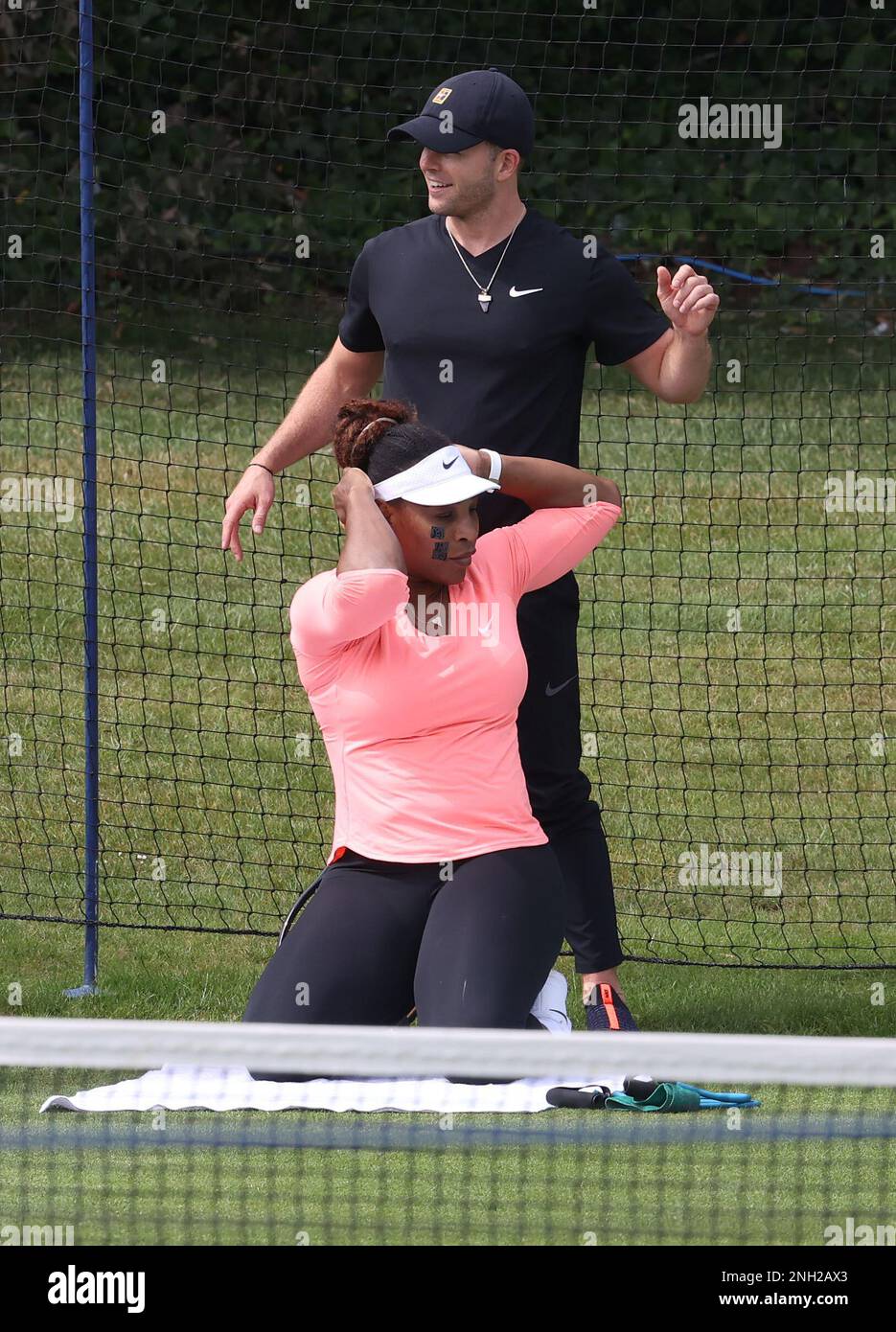 Serena Williams sembra rilassata come fa la sua pre pratica di riscaldamento routine con il suo personale fitness sul campo di pratica a Eastbourne, Regno Unito. Giugno 19 2022 Foto di James Boardman Foto Stock