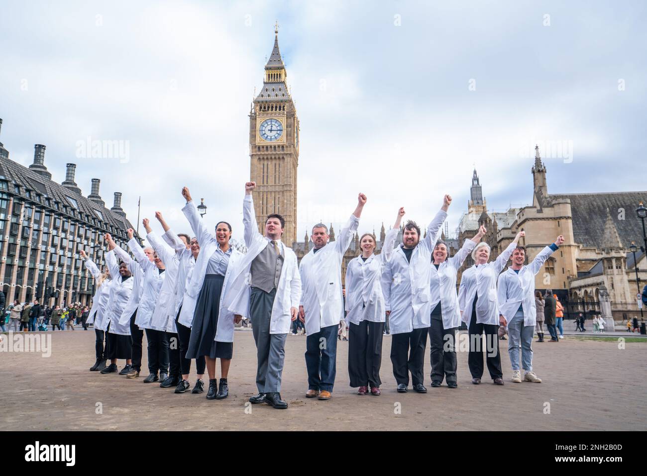 Londra, Regno Unito. 20 febbraio 2023. Un flashmob di medici cantanti e scienziati eseguire lo stampo che ha cambiato il mondo un musical su Alexander Fleming che racconta la storia della scoperta della penicillina. Lo stampo che ha cambiato il mondo evidenzia la crisi degli antibiotici e incita al cambiamento sociale nel nostro uso di antibiotici e apparve per la prima volta alla periferia di Edimburgo nel 2018. Credit: amer Ghazzal/Alamy Live News Foto Stock