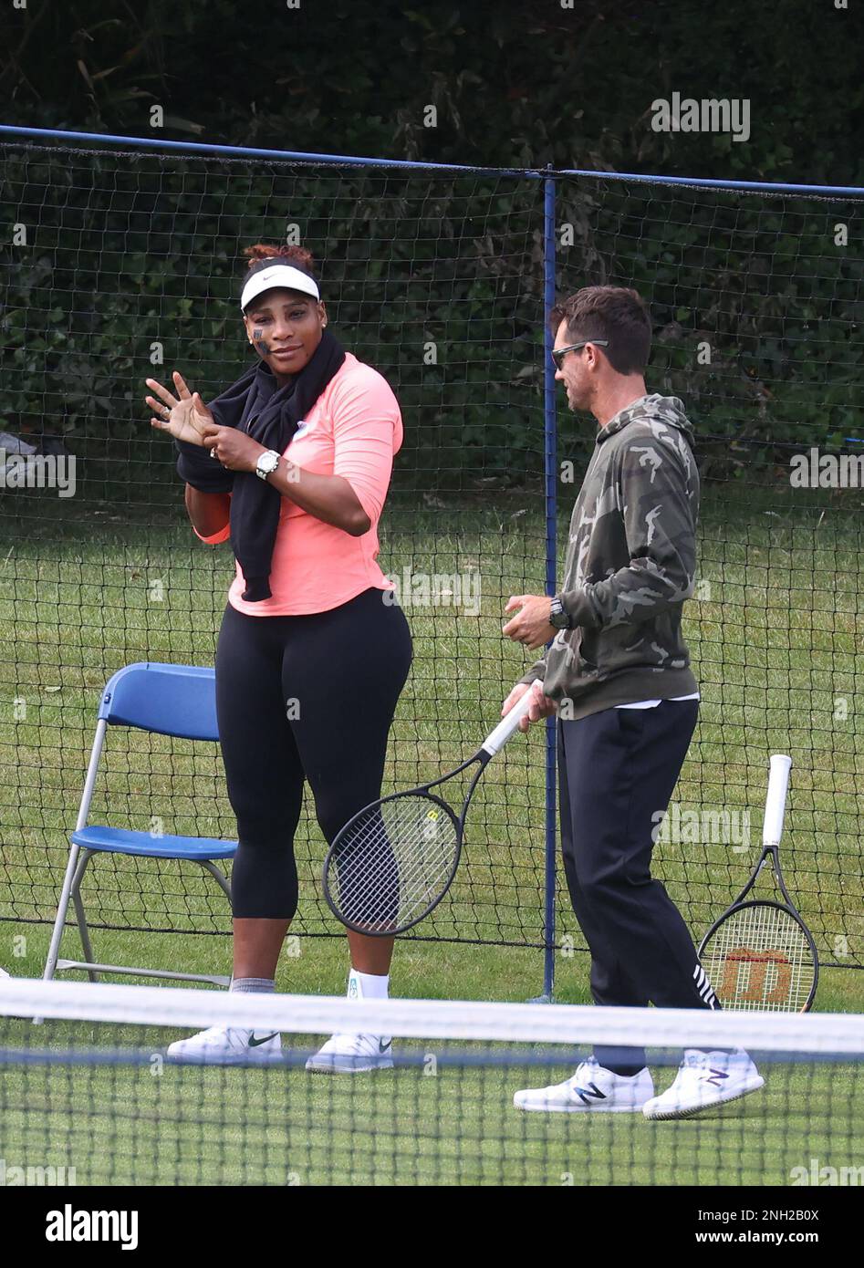 Serena Williams sembra rilassata come fa la sua pre pratica di riscaldamento routine con il suo personale fitness sul campo di pratica a Eastbourne, Regno Unito. Giugno 19 2022 Foto di James Boardman Foto Stock