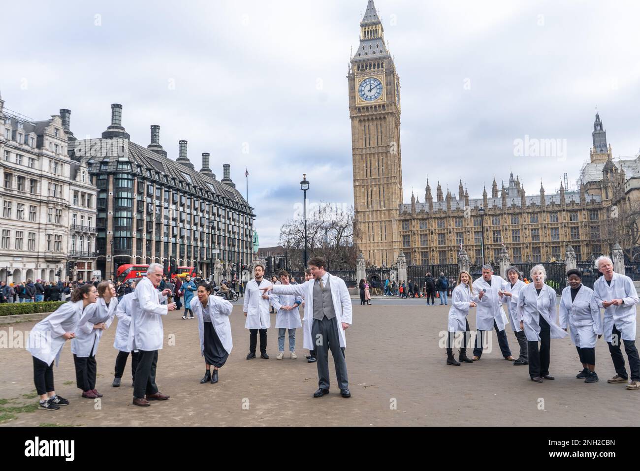 Londra, Regno Unito. 20 febbraio 2023. Un flashmob di medici cantanti e scienziati eseguire lo stampo che ha cambiato il mondo un musical su Alexander Fleming che racconta la storia della scoperta della penicillina. Lo stampo che ha cambiato il mondo evidenzia la crisi degli antibiotici e incita al cambiamento sociale nel nostro uso di antibiotici e apparve per la prima volta alla periferia di Edimburgo nel 2018. Credit: amer Ghazzal/Alamy Live News Foto Stock