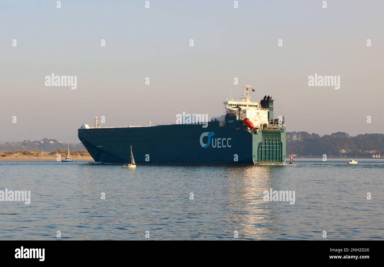 Bio-fuel petrolio alimentato Autosky roro veicoli nave portatore lasciando il porto di Santander in una tranquilla mattina d'inverno misty Santander Cantabria Spagna Foto Stock