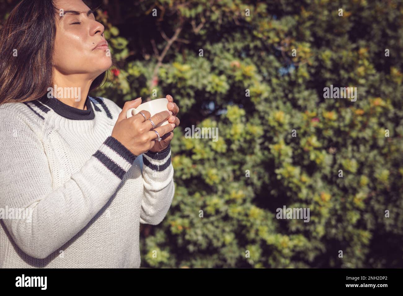 Io tempo, Latina Donna relax in giardino Foto Stock