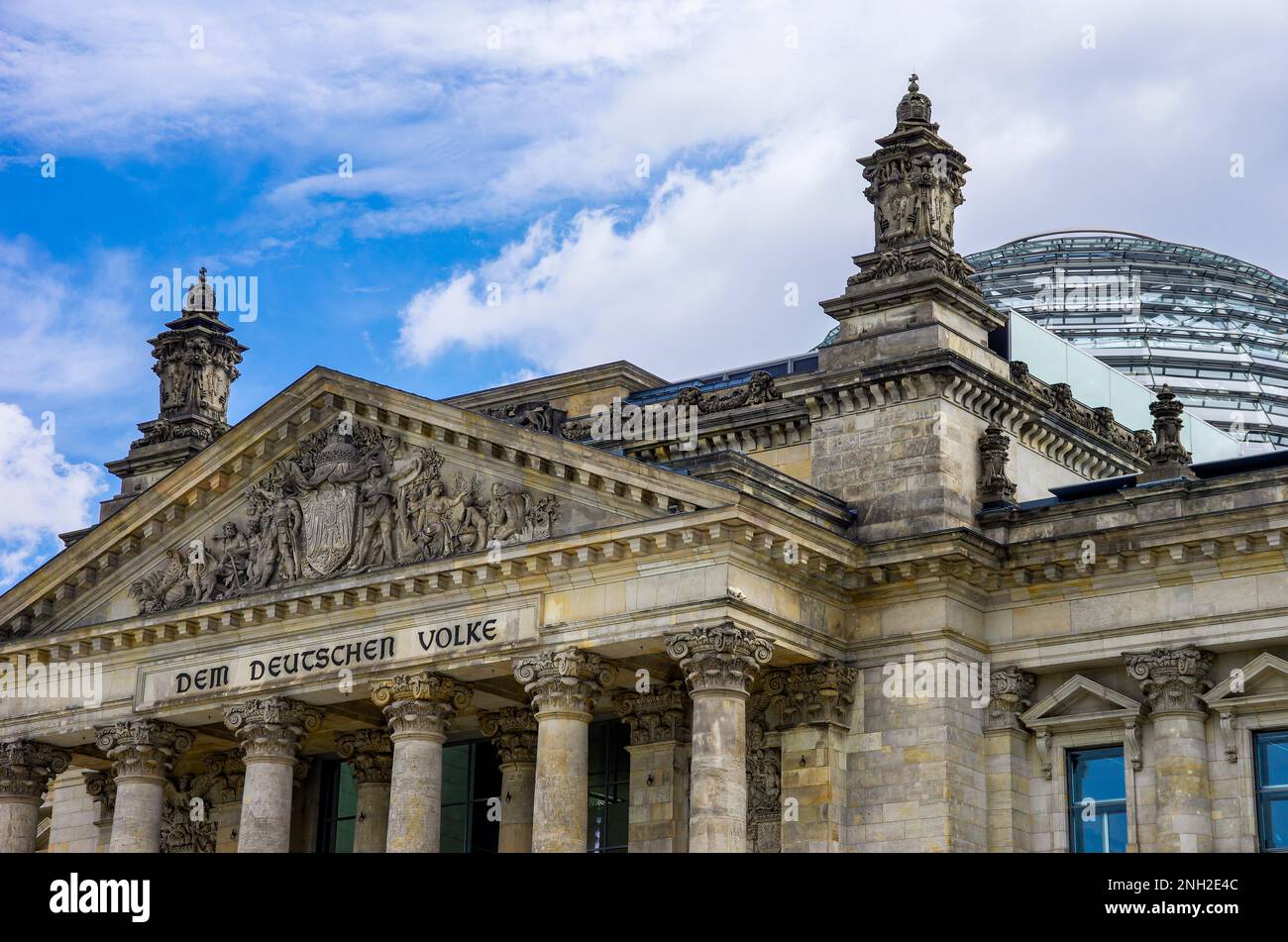 Al popolo tedesco, ex edificio del Reichstag, sede del Bundestag tedesco, il parlamento del popolo tedesco, a Berlino, in Germania. Foto Stock