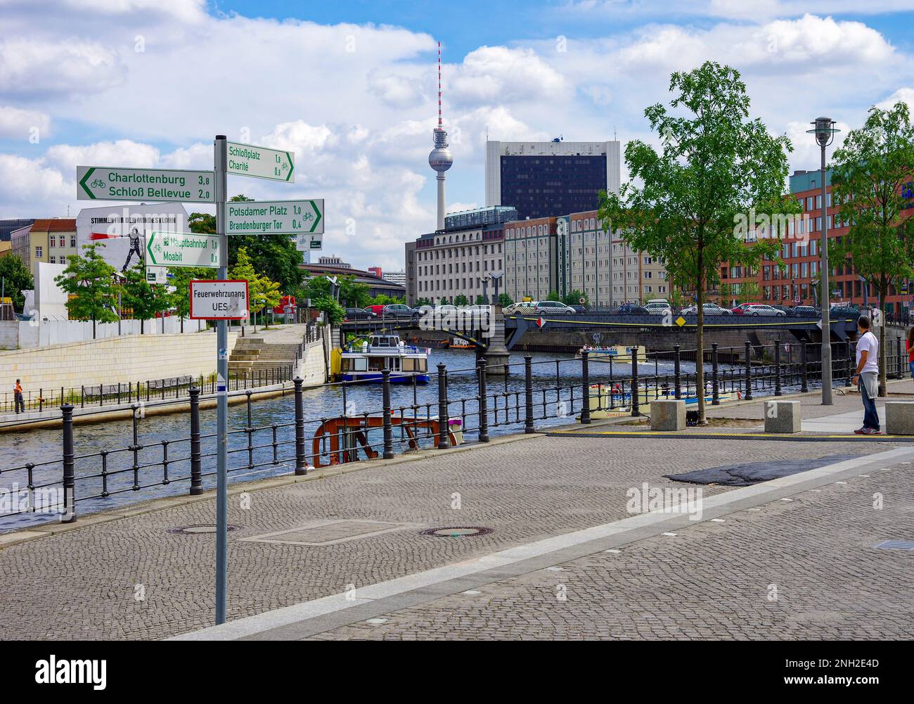 Pittoresca posizione sulle rive del fiume Sprea, nel quartiere governativo di fronte alla torre della televisione su Alex, Berlino, Germania. Foto Stock