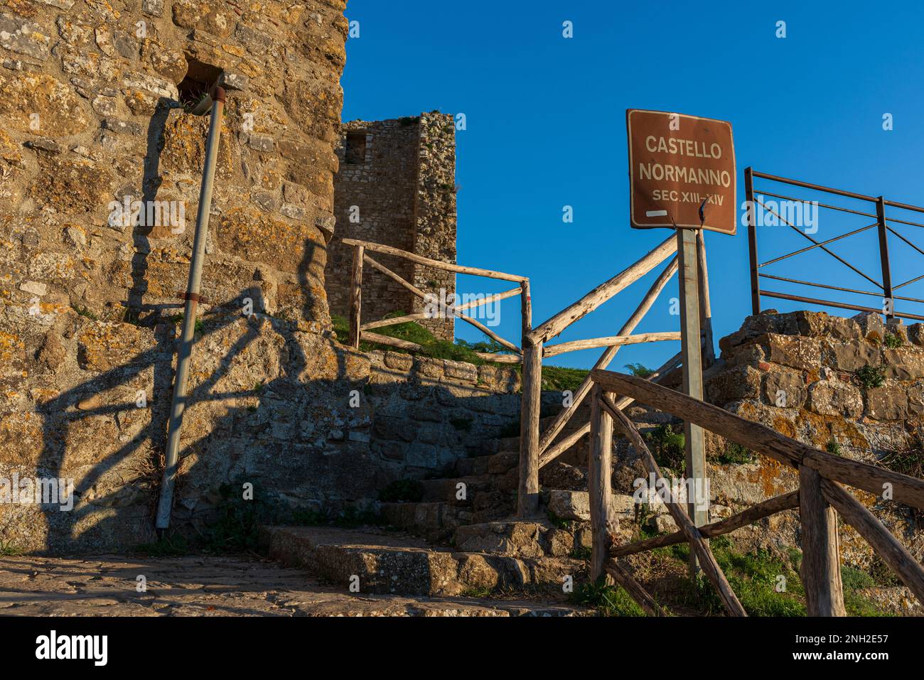 Scale in pietra per accedere al castello di Cefalà Diana, Sicilia Foto Stock
