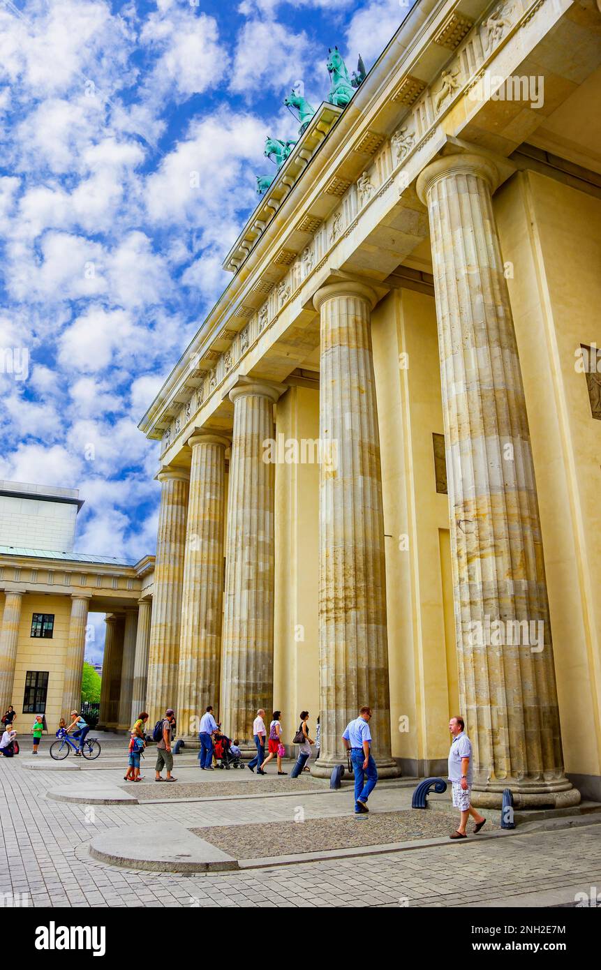 Berlino, Germania - 16 agosto 2012: Situazione turistica di fronte alla porta di Brandeburgo, Piazza Parigina, Unter den Linden, solo per uso editoriale. Foto Stock