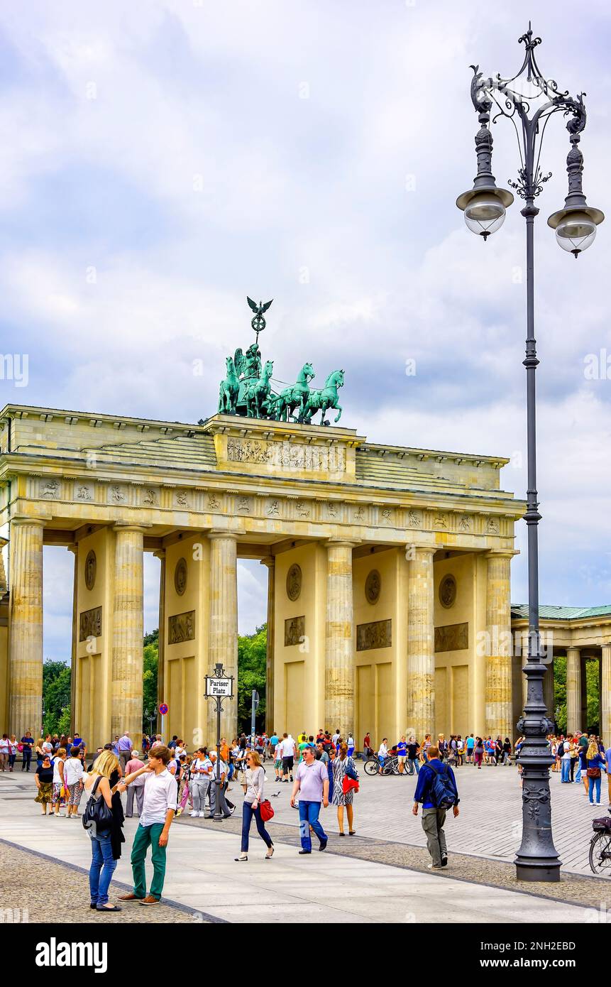 Touristische situation vor dem Brandenburger Tor, Pariser Platz, Unter den Linden, Berlino, Hauptstadt der Bundesrepublik Deutschland, 16. Agosto 2012, Foto Stock