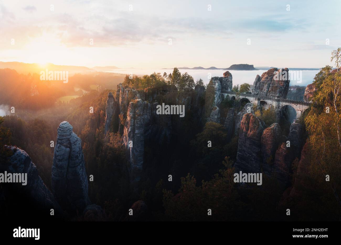 Bella vista panoramica del Ponte di Bastei (Basteibrucke) all'alba con nebbia - Sassonia, Germania Foto Stock