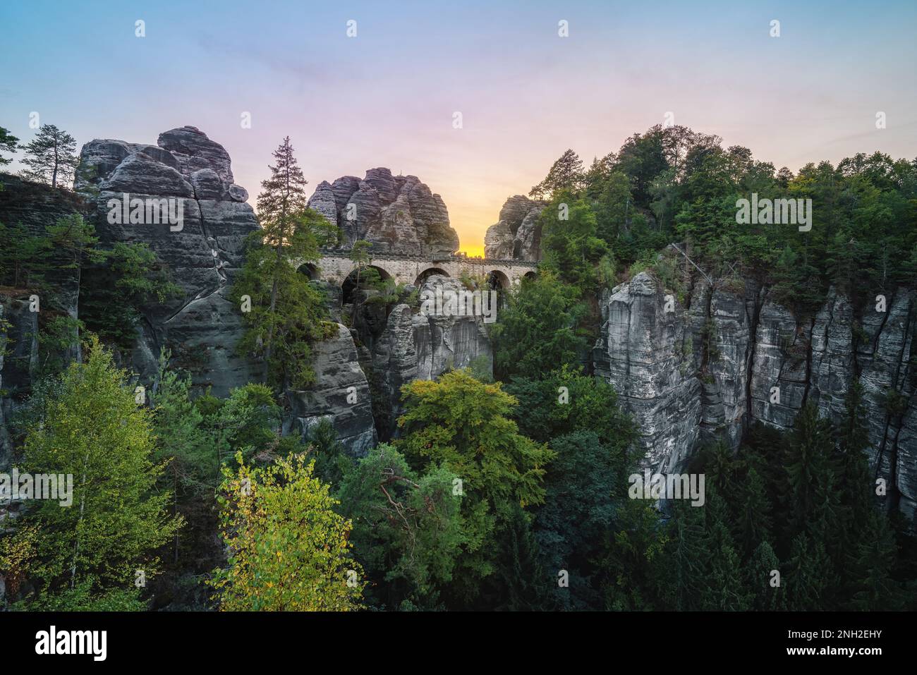 Ponte di Bastei (Basteibrucke) al tramonto - Bastei, Sassonia, Germania Foto Stock