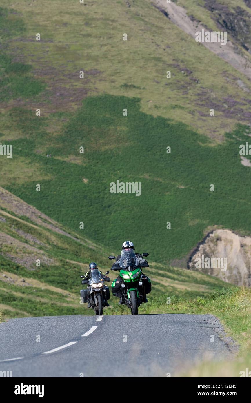 Traffico che scende lungo la A708 vicino alla cascata Grey Mares Tail parte di Moffat Dale, Dumfries e Galloway, Scozia, Regno Unito. Foto Stock