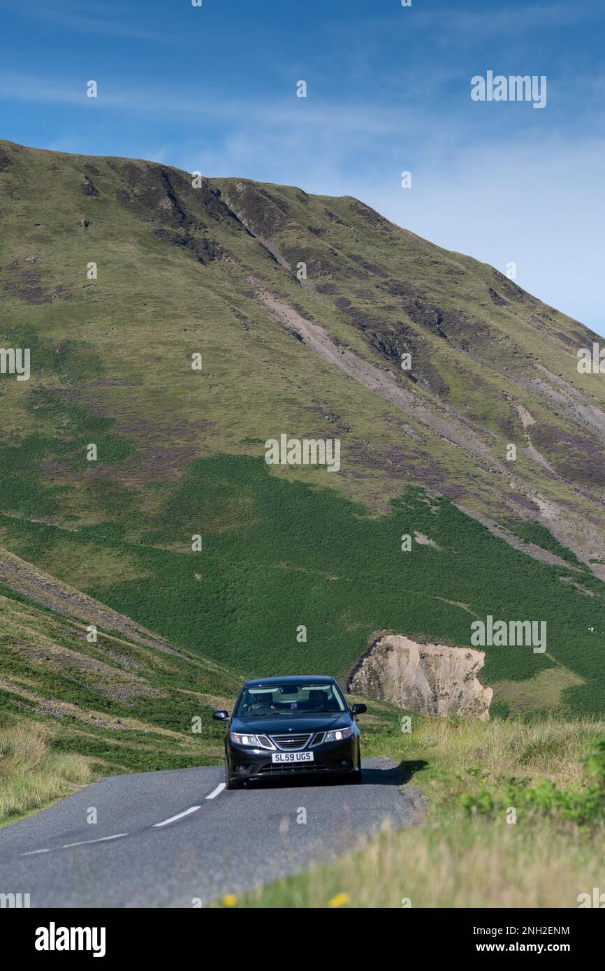 Traffico che scende lungo la A708 vicino alla cascata Grey Mares Tail parte di Moffat Dale, Dumfries e Galloway, Scozia, Regno Unito. Foto Stock