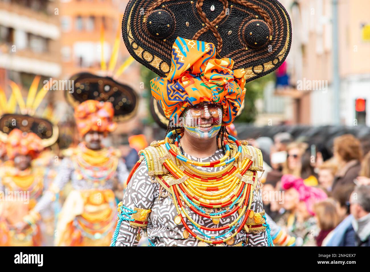 Badajoz, Spagna, domenica. Febbraio 19 2023. Parade attraverso le strade di Badajoz, gruppo chiamato Valkerai Foto Stock