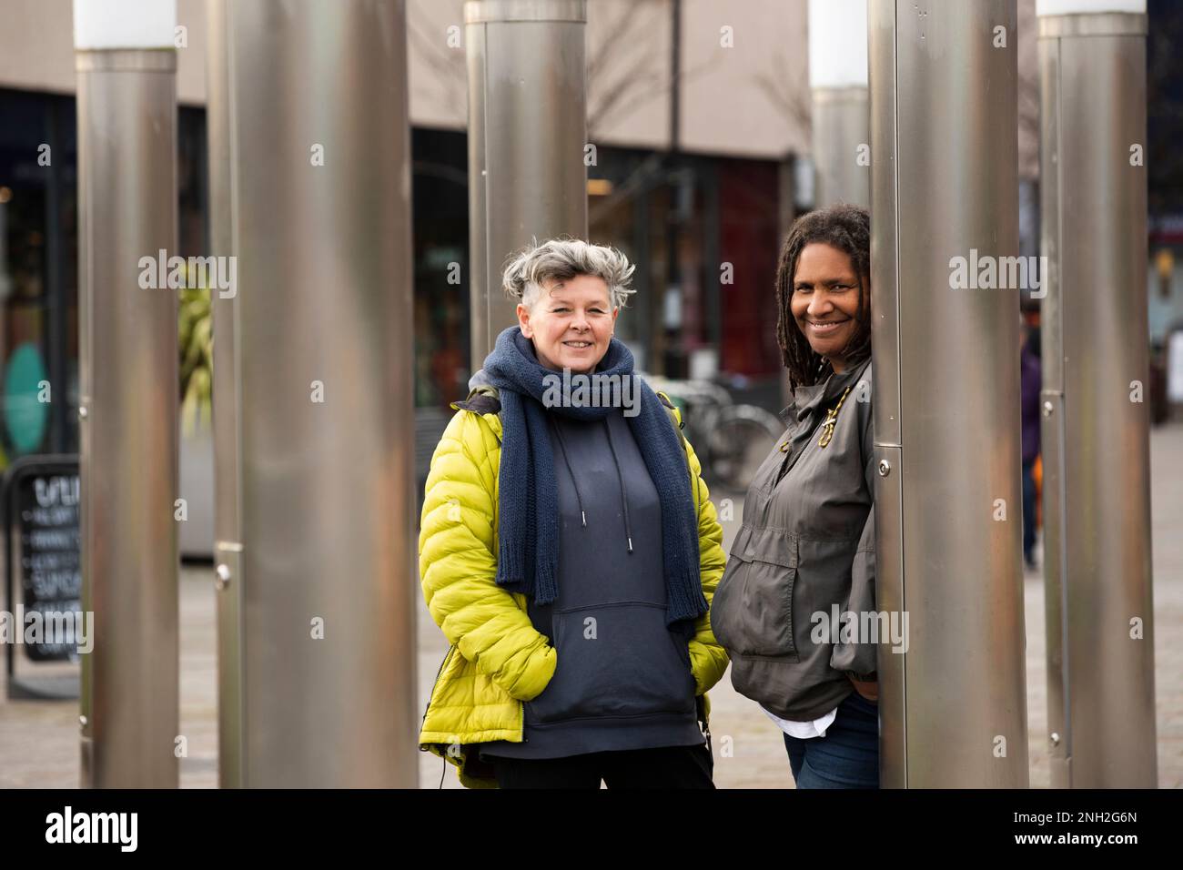 Due donne in piedi fuori, parlando. Manchester. Regno Unito. Foto Stock
