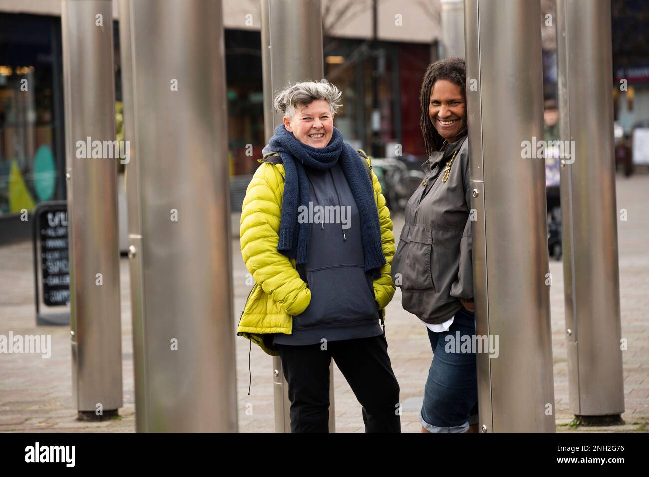 Due donne in piedi fuori, parlando. Manchester. Regno Unito. Foto Stock