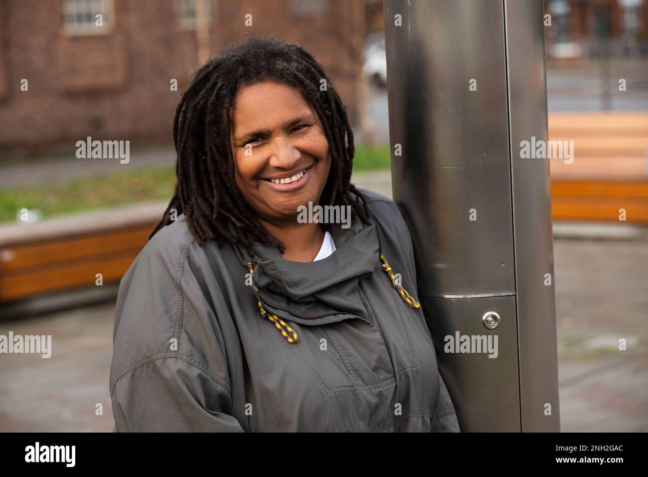 Ritratto di una donna, sorridente. Manchester. Regno Unito. Foto Stock