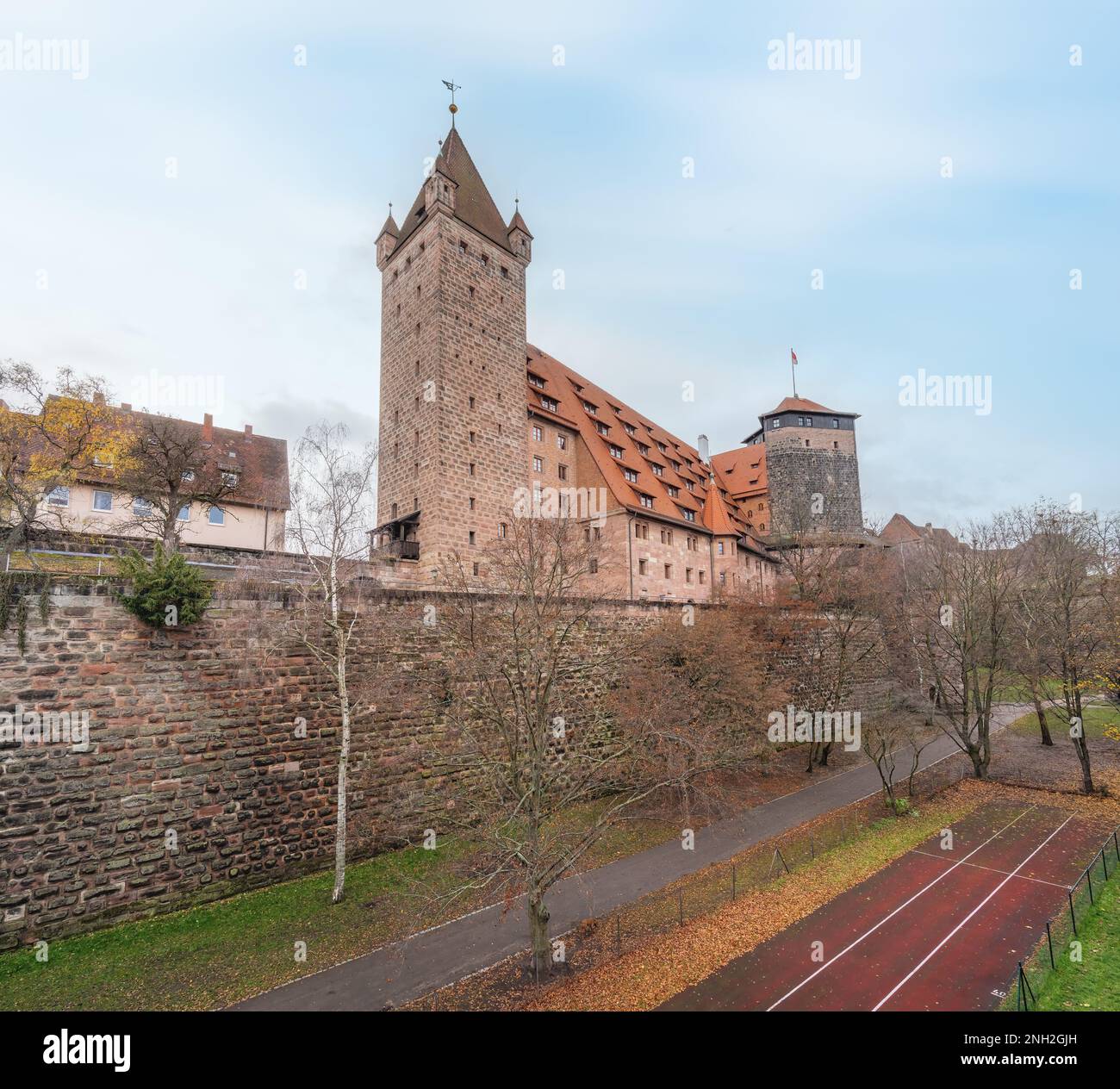 Castello di Norimberga (Kaiserburg) vista delle scuderie imperiali, della Torre Luginsland e della Torre pentagonale (Funfeckturm) - Norimberga, Baviera, Germania Foto Stock