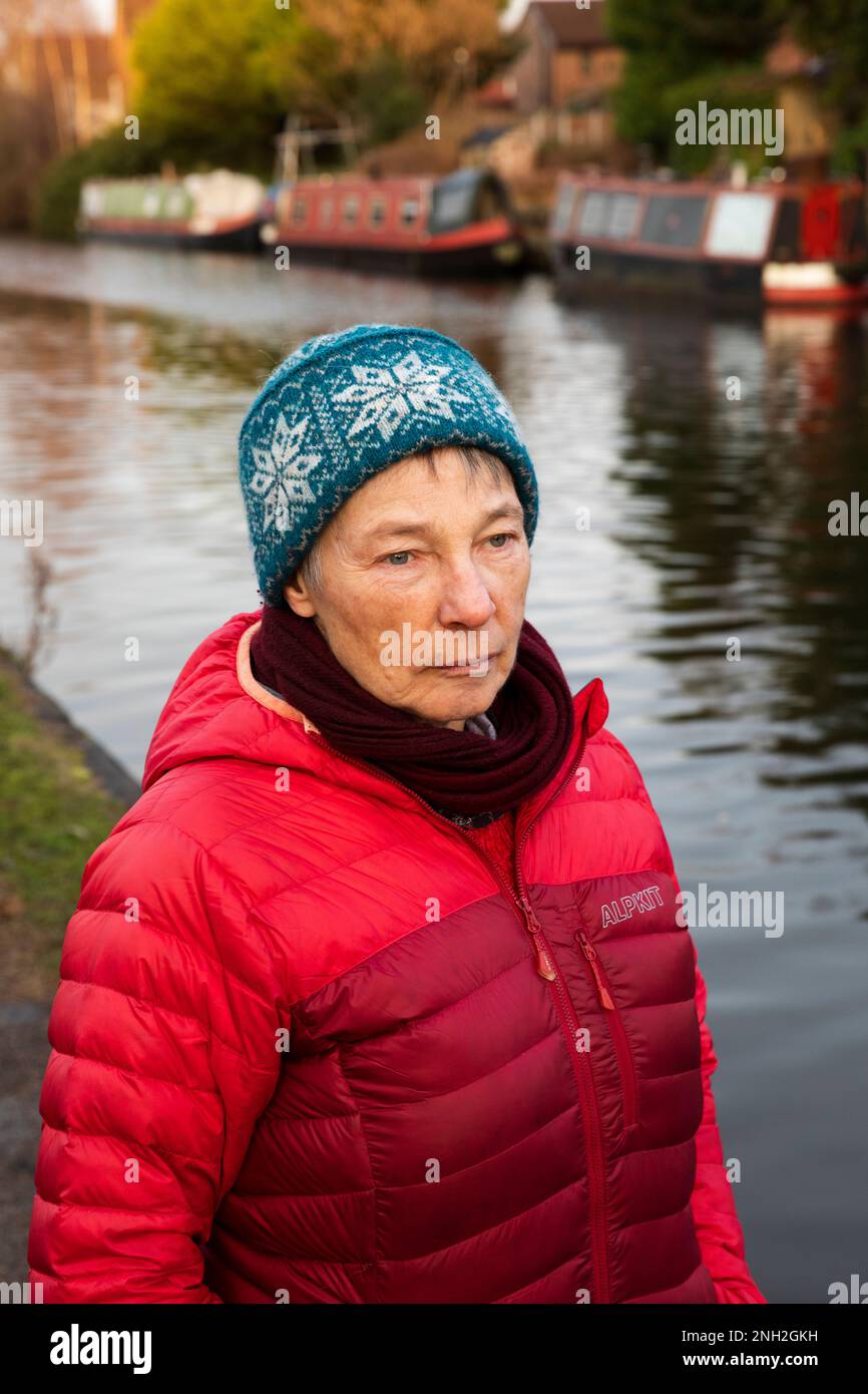 Ritratto di una donna anziana in piedi accanto ad un canale. Manchester. Regno Unito. Foto Stock