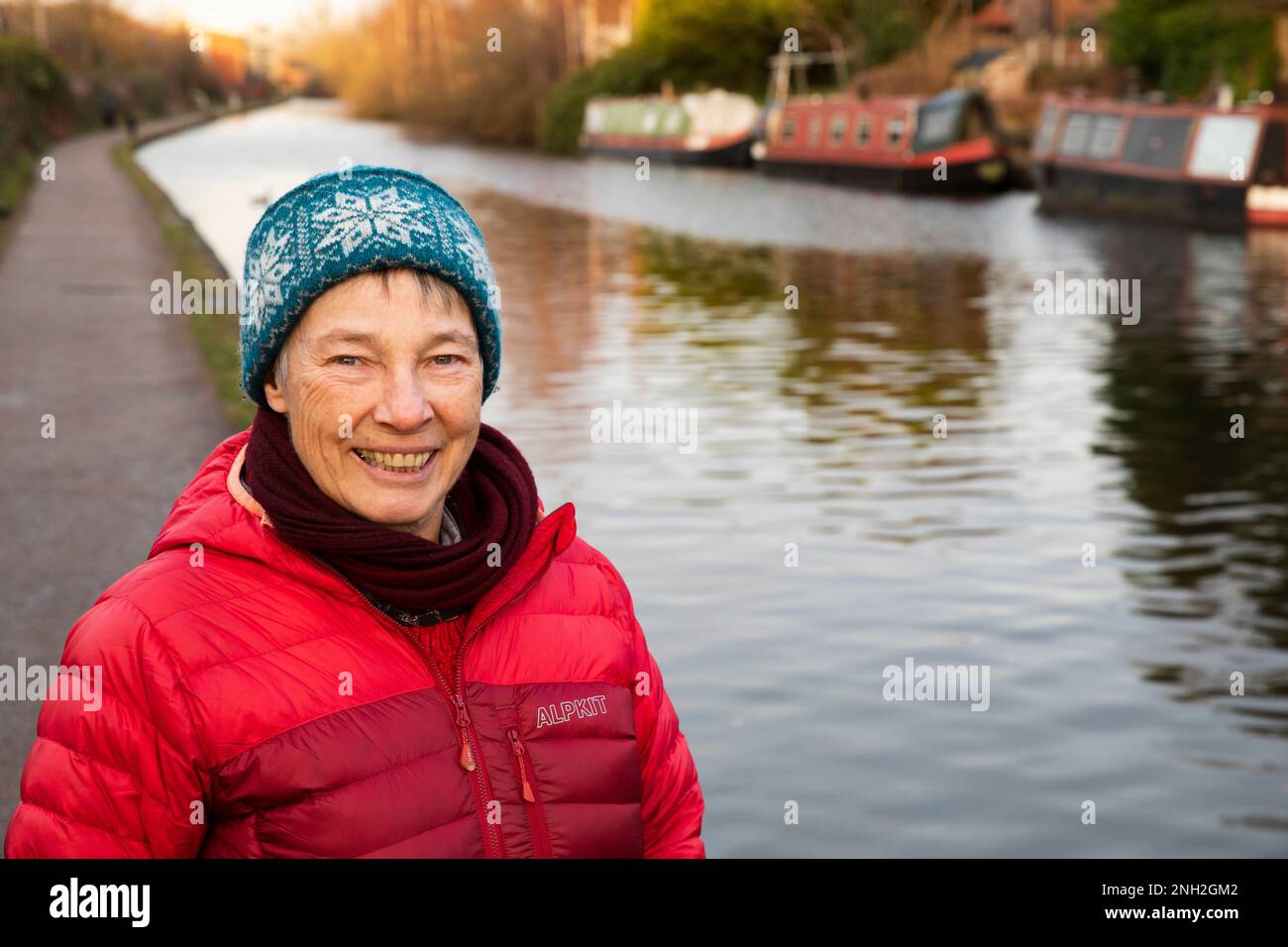 Ritratto di una donna anziana in piedi accanto ad un canale. Manchester. Regno Unito. Foto Stock