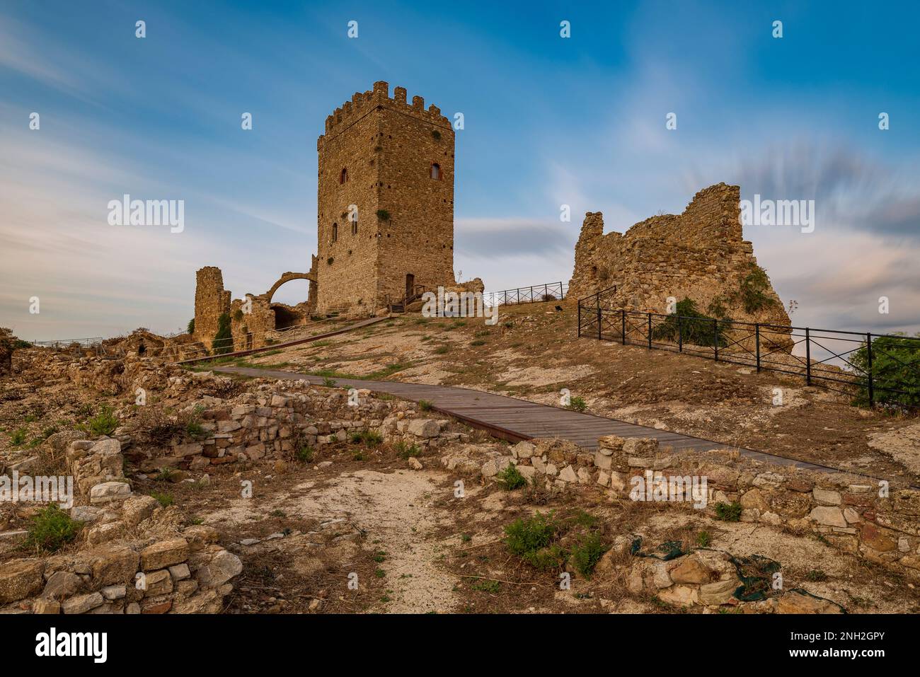 Vista panoramica del castello di Cefalà Diana al crepuscolo, in Sicilia Foto Stock