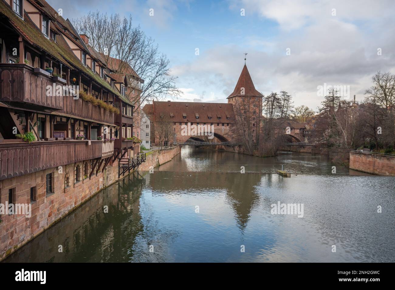 Fronvete e Torre di Schlayerturm sul fiume Pegnitz - Norimberga, Baviera, Germania Foto Stock