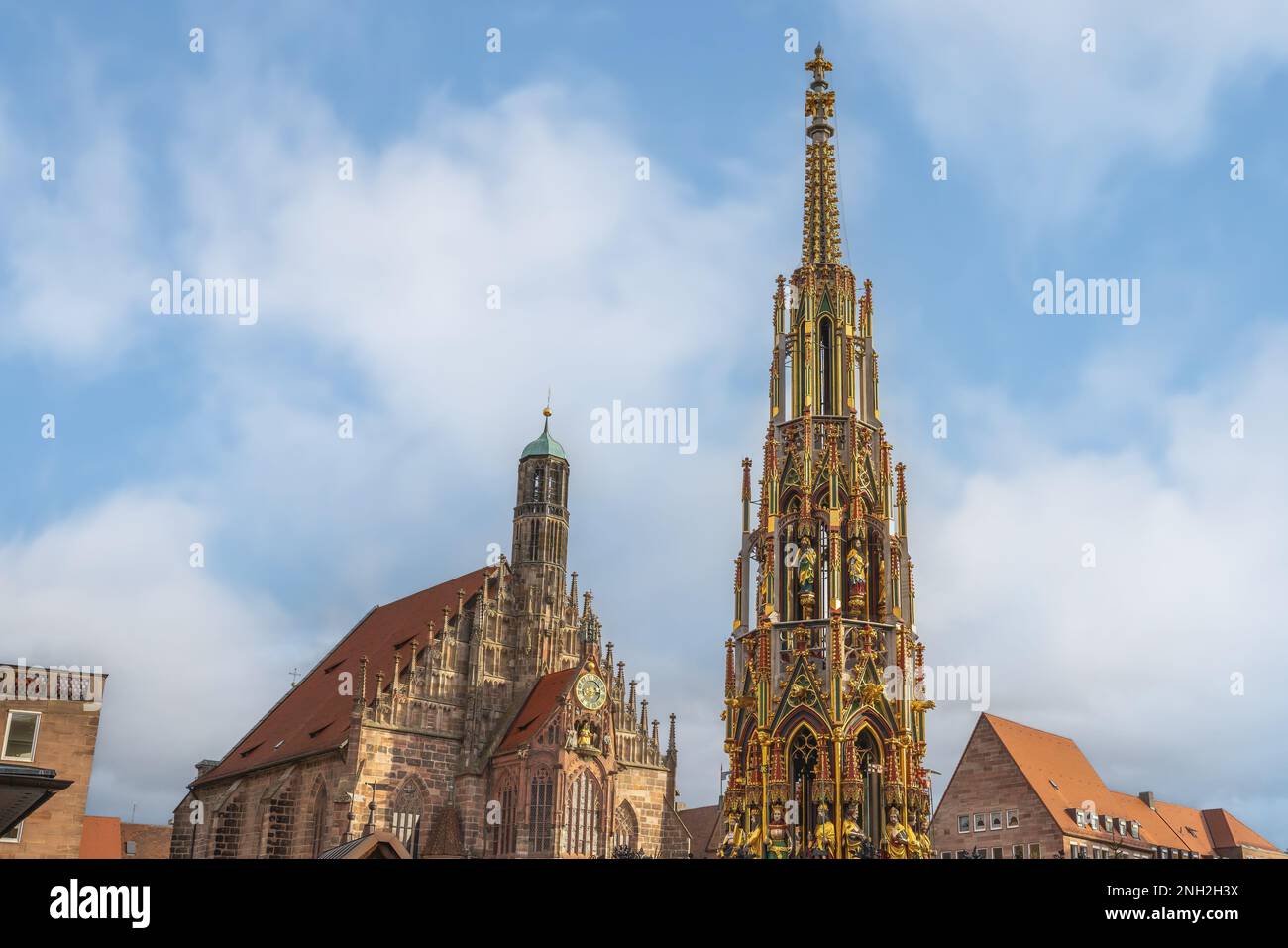 Piazza Hauptmarkt con la Frauenkirche (Chiesa di nostra Signora) e la fontana Schoner Brunnen - Norimberga, Baviera, Germania Foto Stock