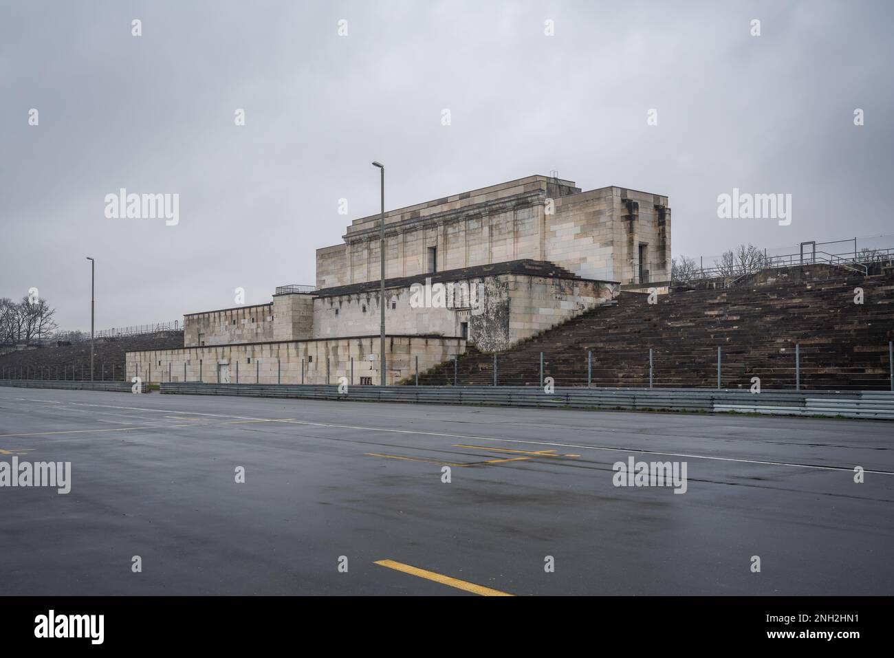 Tribuna principale del campo di Zeppelin (Zeppelinfeld) parte del Centro di documentazione del Rally del Partito nazista - Norimberga, Baviera, Germania Foto Stock