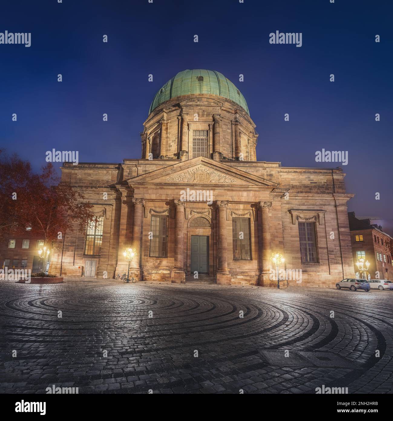 St Chiesa di Elisabetta in Piazza Jakobsplatz di notte - Norimberga, Baviera, Germania Foto Stock