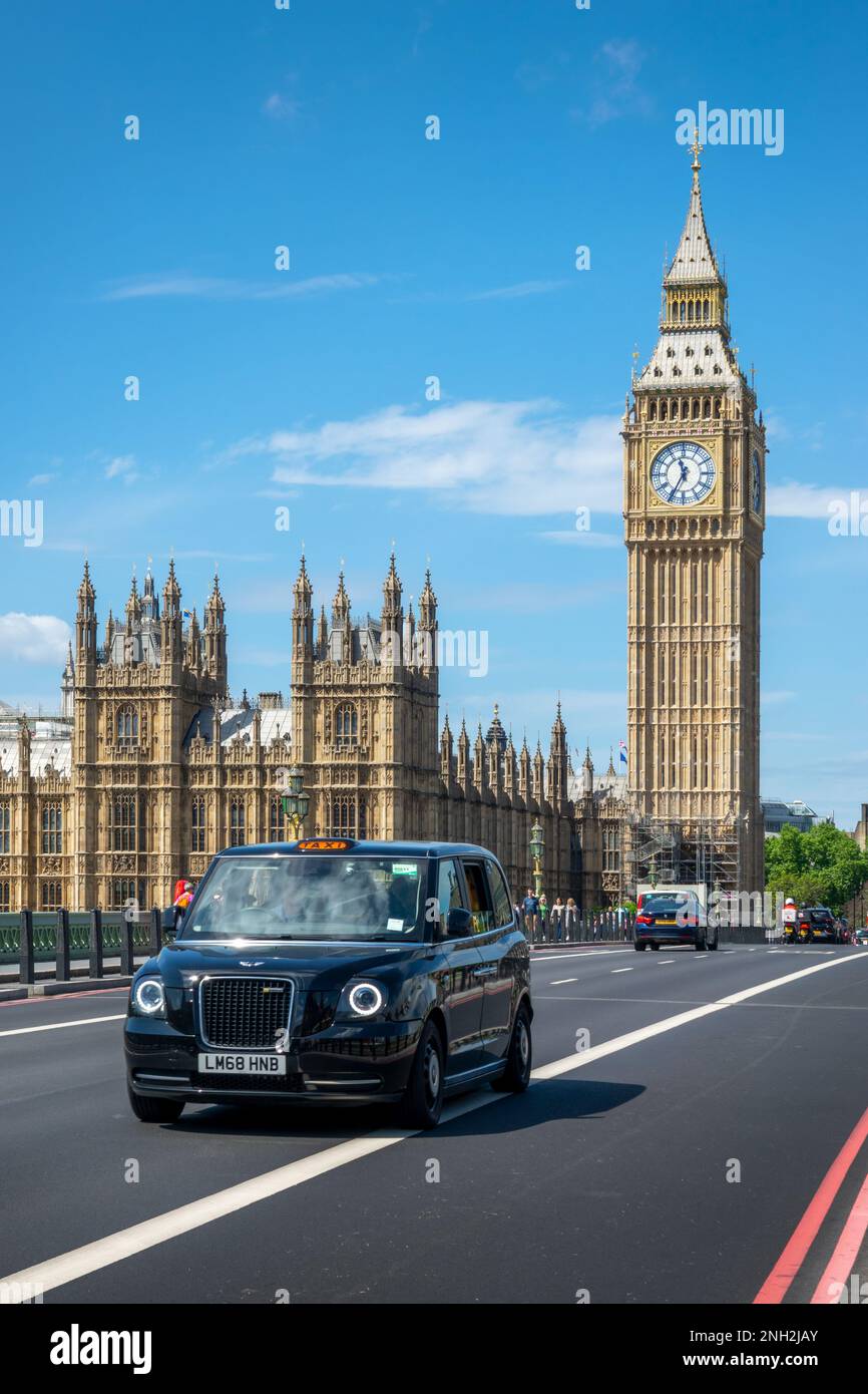Taxi nero sul ponte di Westminster, Big ben sullo sfondo, a Londra, Regno Unito Foto Stock