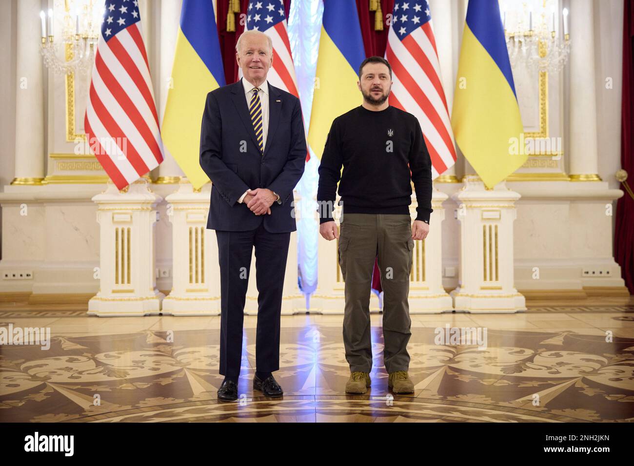 Kiev, Ucraina. 20th Feb, 2023. Il Presidente degli Stati Uniti Joe Biden fa una visita a sorpresa nella capitale Ucraina di Kyiv, Ucraina, il 20 febbraio 2023, per incontrare il Presidente ucraino Volodymyr Zelenskyy. Biden e Zelenskyy hanno discusso l'importanza della presenza del leader degli Stati Uniti in Ucraina, dimostrando il sostegno degli Stati Uniti per l'indipendenza, la sovranità e l'integrità territoriale dello stato ucraino. Foto tramite Ufficio stampa presidenziale ucraino/UPI Credit: UPI/Alamy Live News Foto Stock