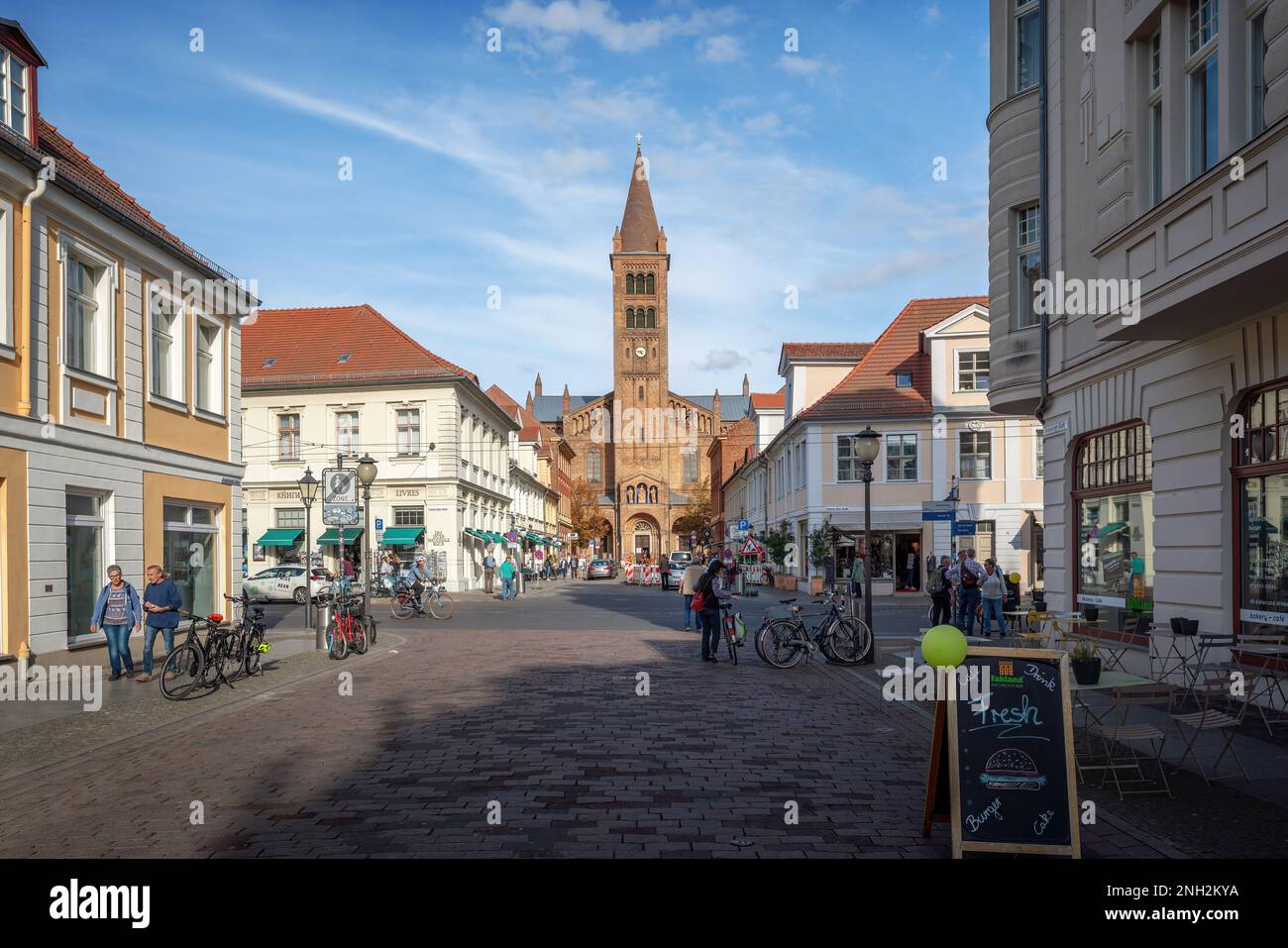 Brandenburger Street e Chiesa di St Pietro e Paolo - Potsdam, Brandeburgo, Germania Foto Stock