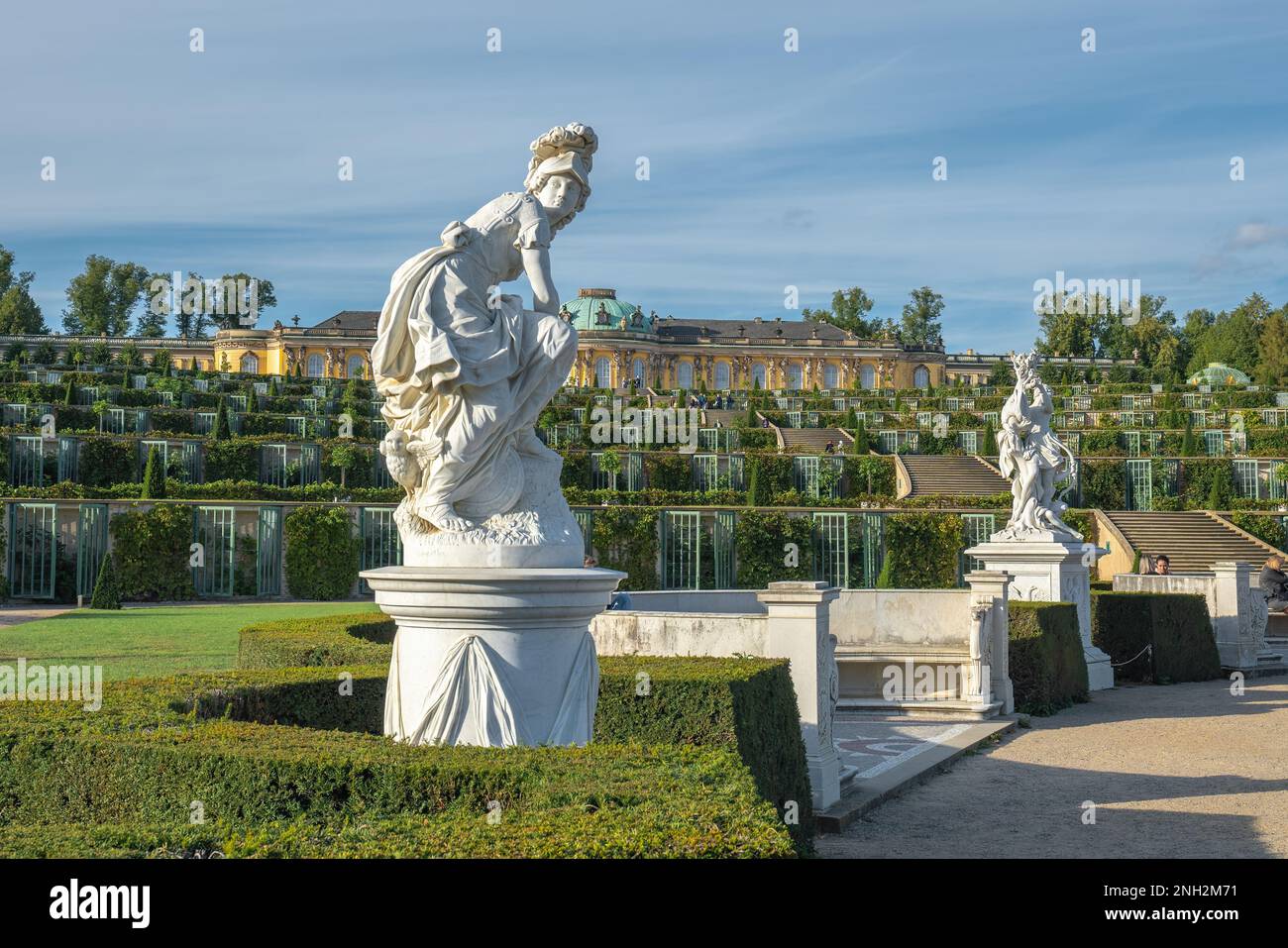 Scultura in marmo della dea Minerva ai Giardini del Palazzo Sanssouci - Potsdam, Brandenburg, Germania Foto Stock