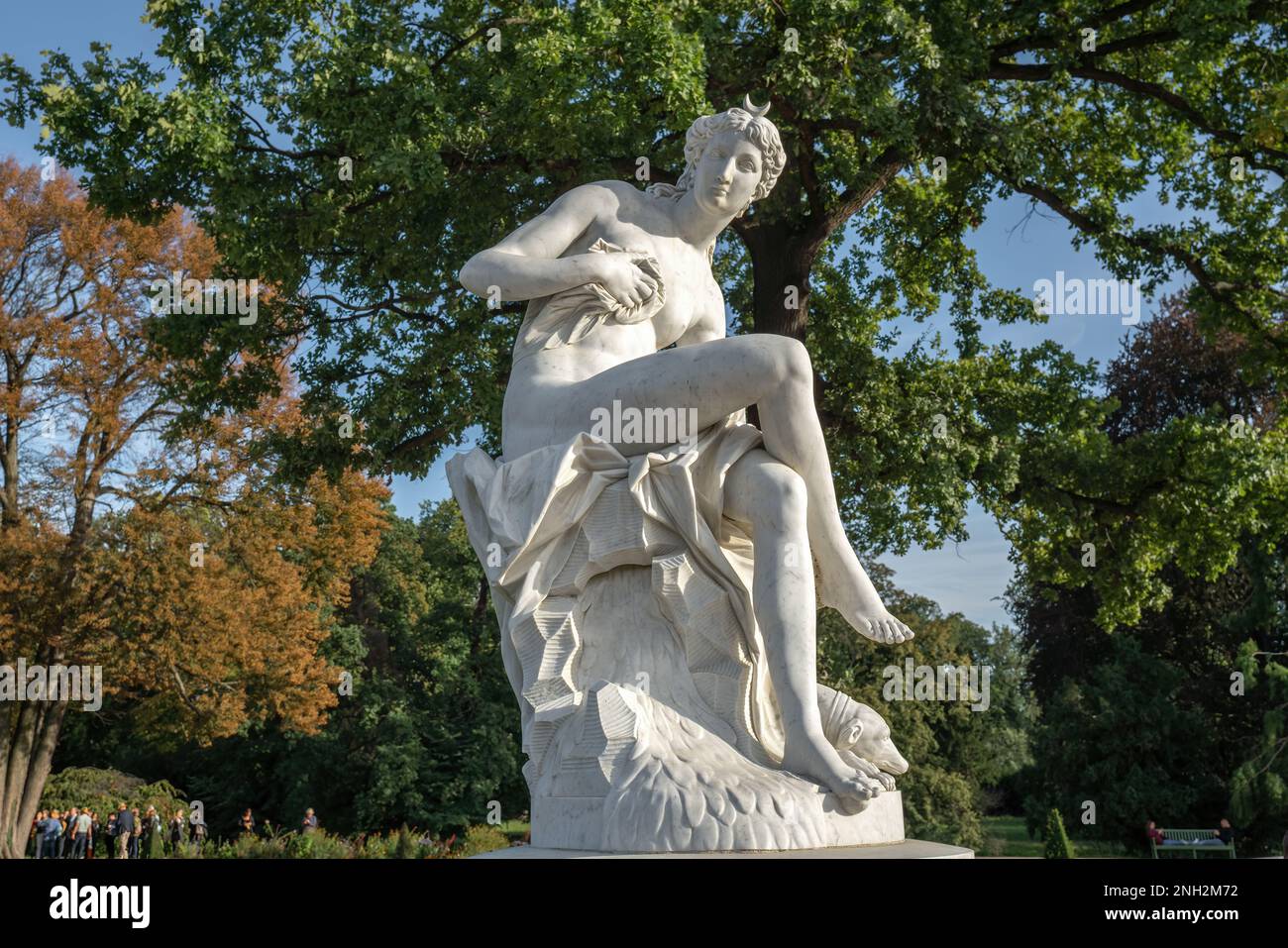 Scultura in marmo della Dea Diana ai Giardini del Palazzo Sanssouci - Potsdam, Brandeburgo, Germania Foto Stock