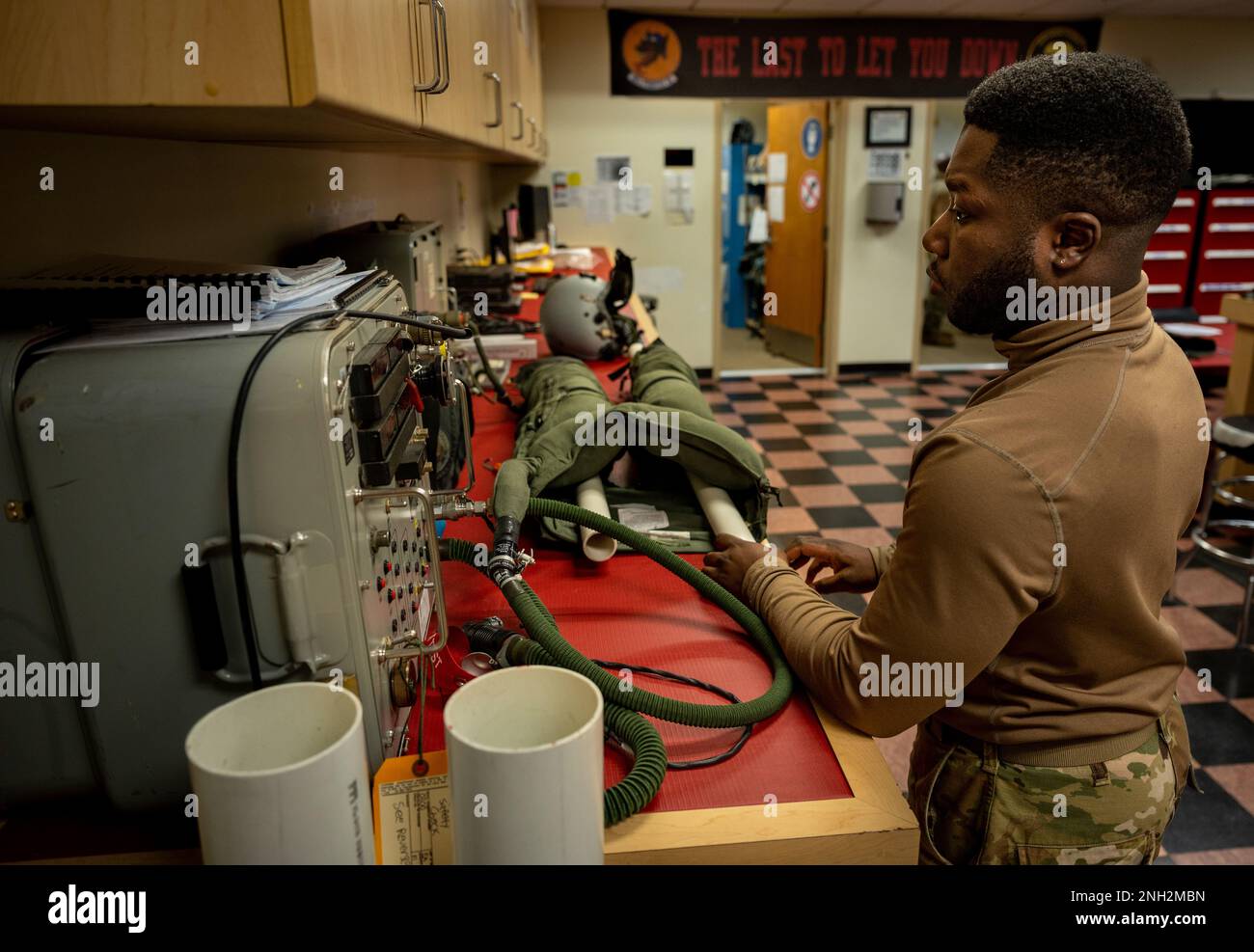 STATI UNITI Air Force Senior Airman Dorien Hamilton, 51st Operations Support Squadron Aircrew apparecchiature di volo journeyman, esegue test di integrità su una G-Suit presso Osan Air base, Repubblica di Corea, 8 dicembre 2022. Hamilton gonfia la G-Suit con aria per verificare la presenza di eventuali perdite. AFE Airmen gestisce l'ispezione, la manutenzione e la regolazione delle attrezzature per l'equipaggio assegnato a Osan AB. Foto Stock